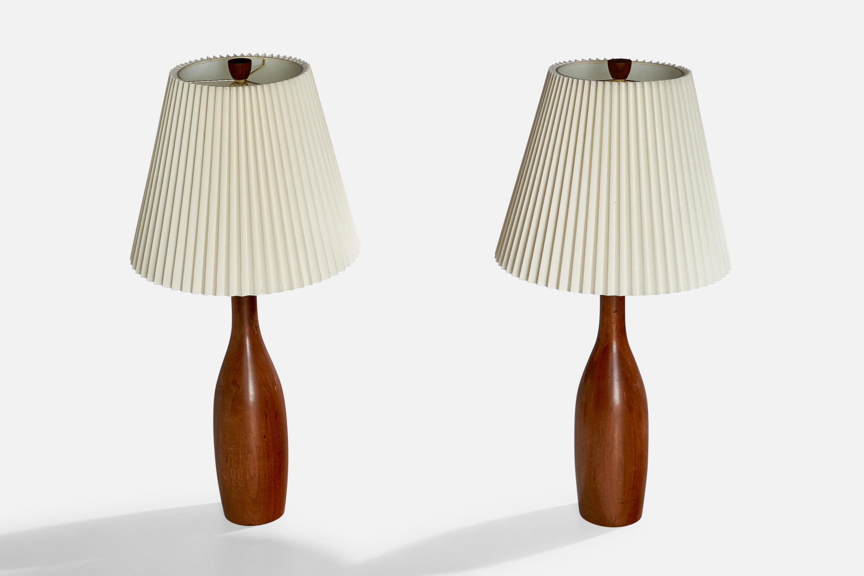 Designer américain, lampes de table, noyer, laiton, papier, États-Unis, années 1950 Bon état - En vente à High Point, NC