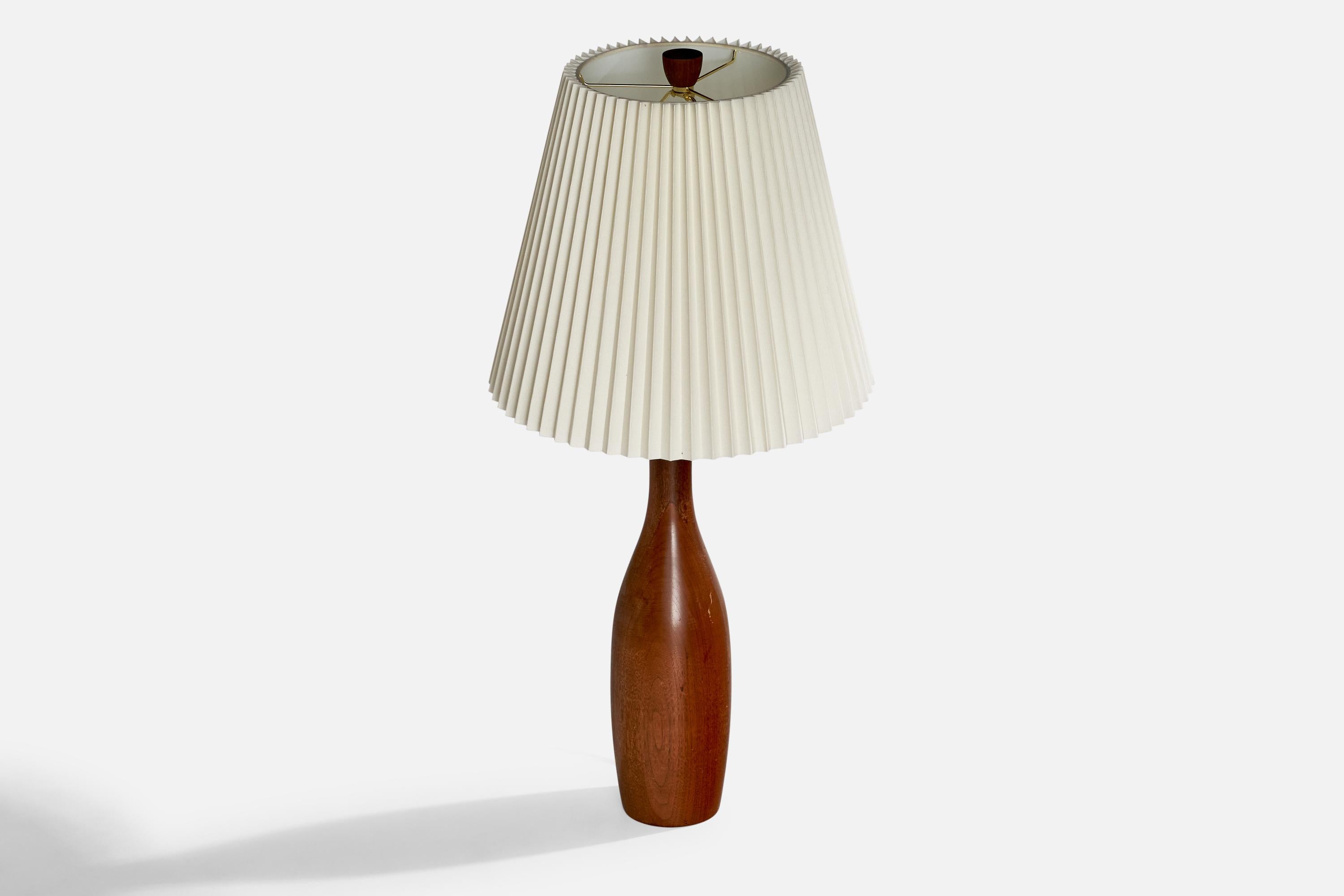 Milieu du XXe siècle Designer américain, lampes de table, noyer, laiton, papier, États-Unis, années 1950 en vente