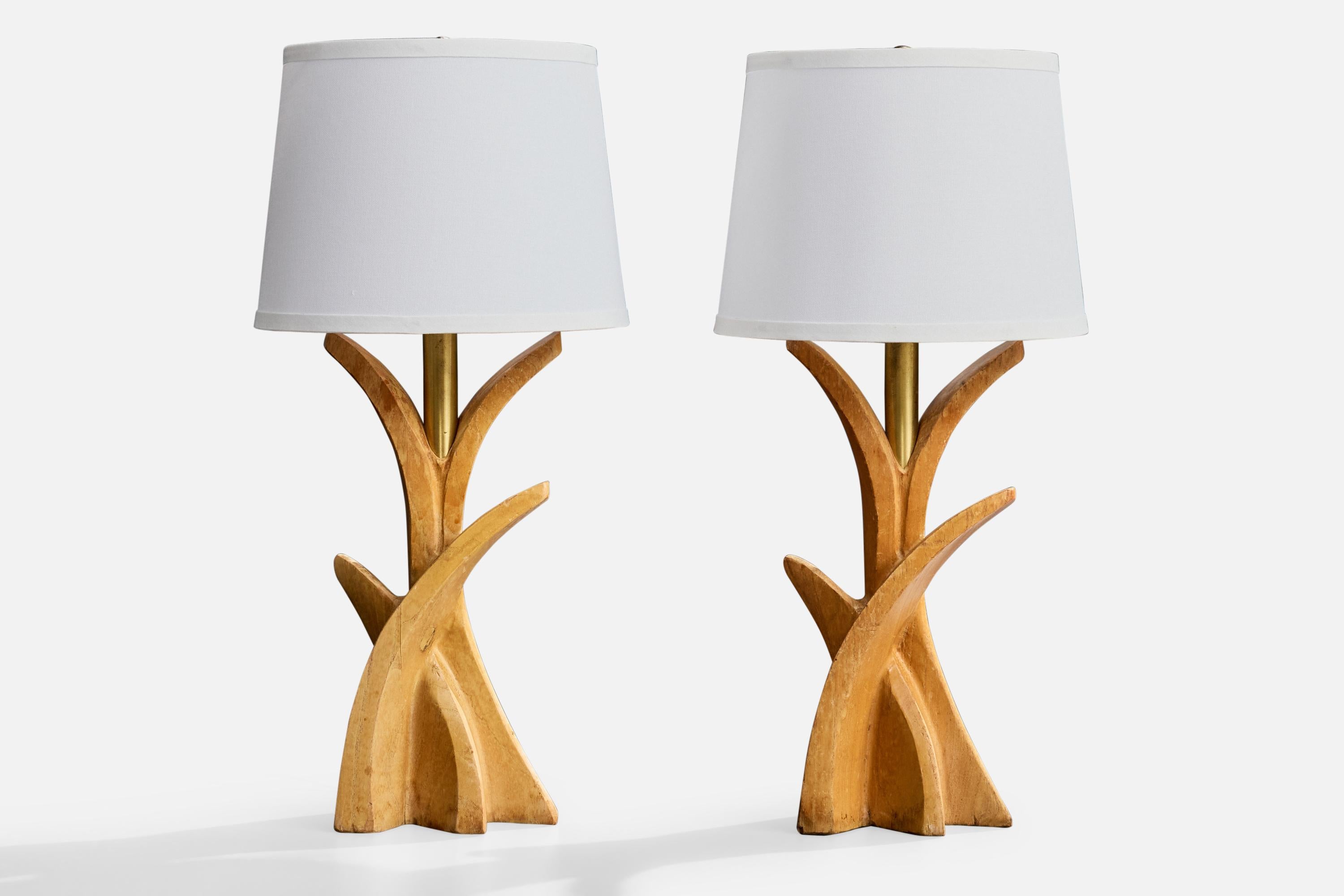 Paire de lampes de table en bois et laiton de forme libre, conçues et produites aux États-Unis, C.C.

Dimensions de la lampe (pouces) : 20.0 