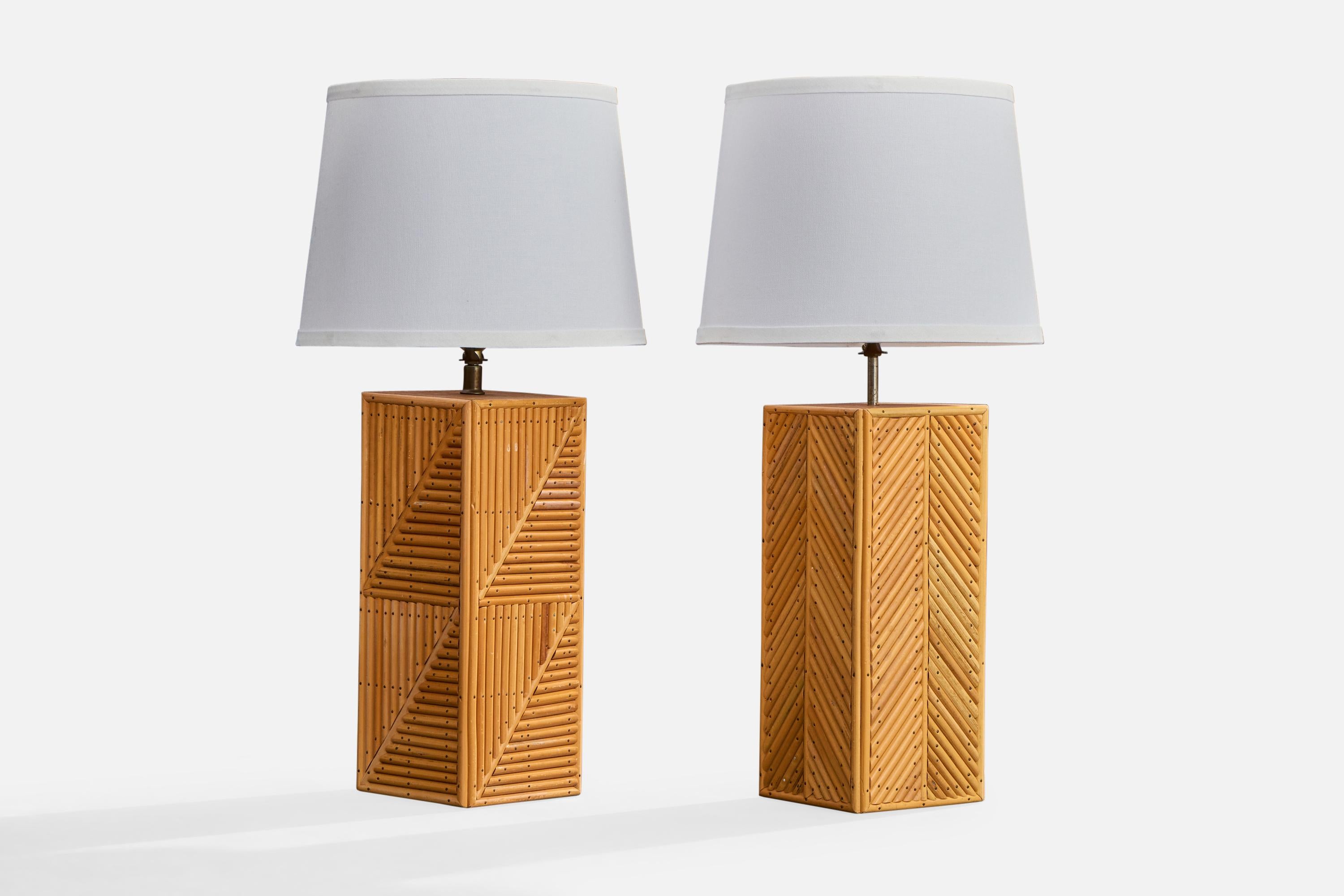 Un set di due lampade da tavolo in ottone e legno o canna progettate e prodotte negli Stati Uniti, negli anni '50 circa.

Lo zoccolo di supporto del collo di una lampada è allentato. 

Dimensioni della lampada (pollici): 18.5 