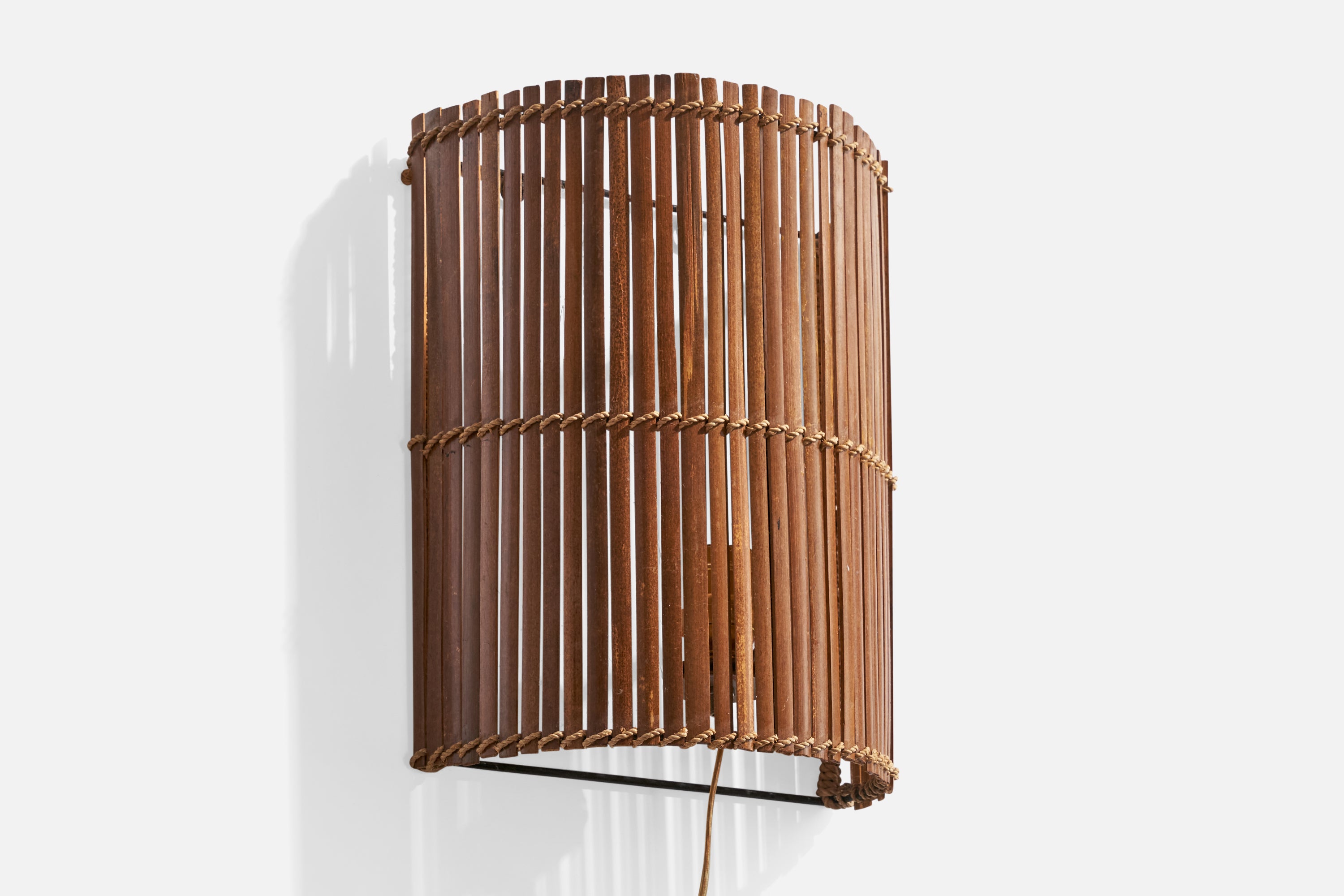 Eine Wandleuchte aus Rattan und Kordel, entworfen und hergestellt in den USA, ca. 1960er Jahre.

Gesamtabmessungen (Zoll): 11,75