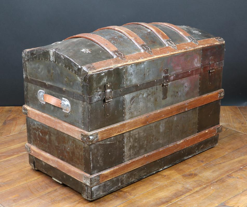American dome top trunk.

New leather handles.

Refurbished interior.

Typical of the 1870s, this trunk is a superb example of the trunks used during the conquest of the Wild West.

The making of a trunk is slightly different in the USA and