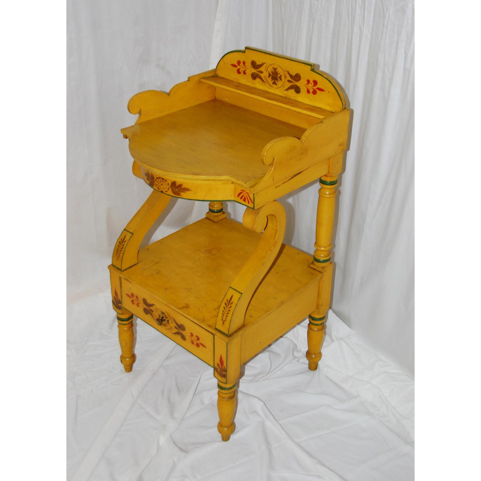 American Early 19th Century Painted Washstand with Lower Shelf, Drawer and Cover For Sale 1