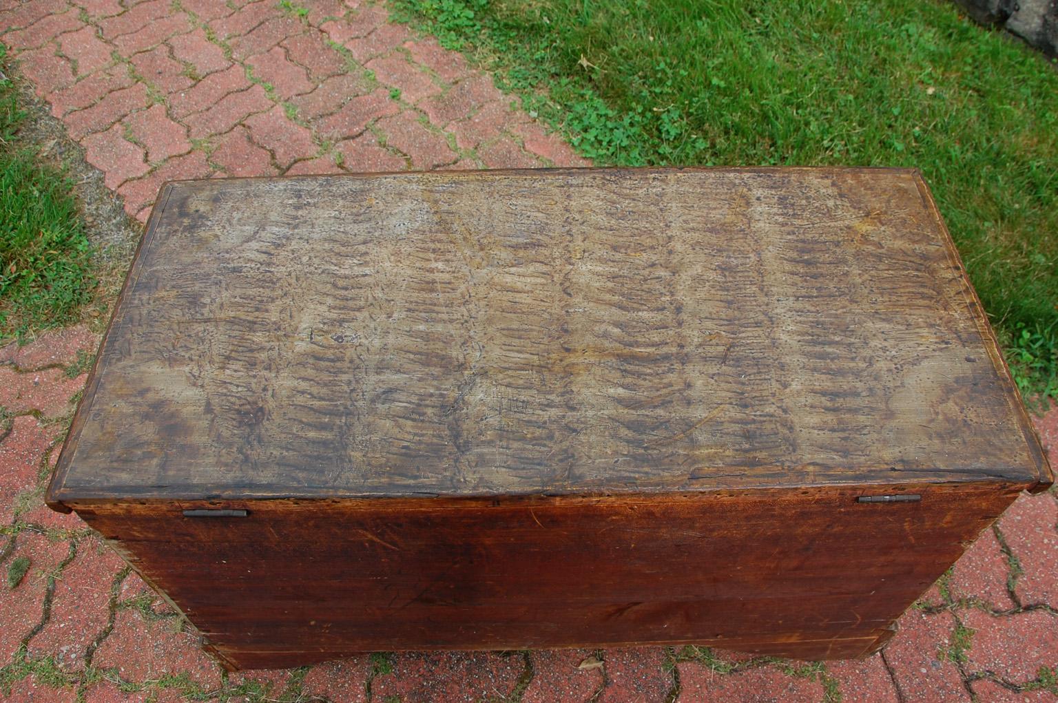 American Early 19th Century Sponge Painted Trunk with Bracket Base In Good Condition In Wells, ME