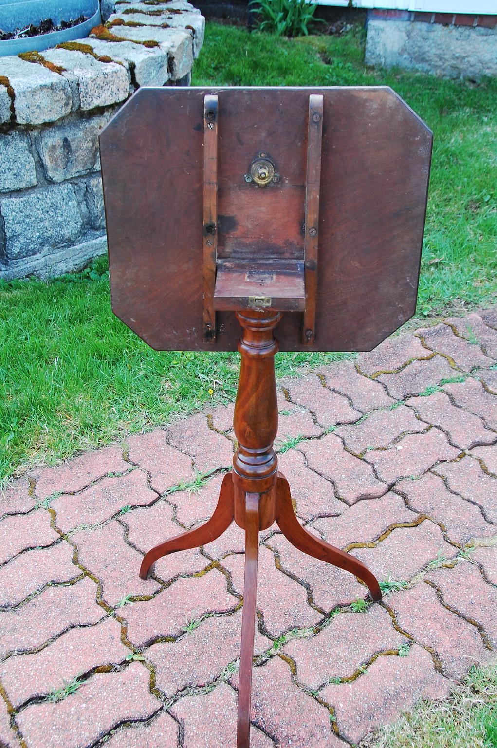American Early 19th Century Tilt Top Candle Stand in Mahogany with Tripod Base 3