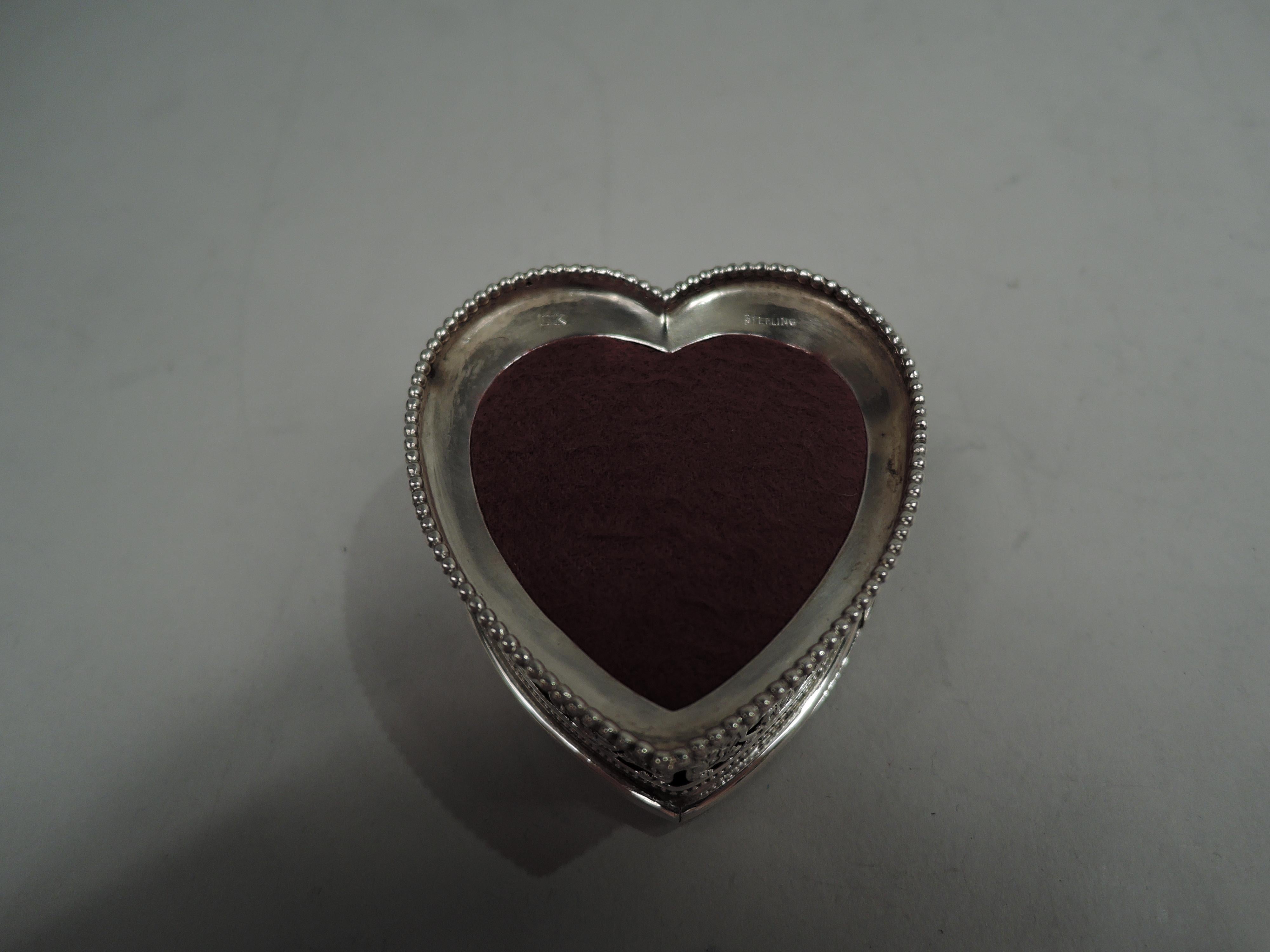 American Edwardian Classical Sterling Silver Heart-Shaped Jewelry Ring Box In Good Condition For Sale In New York, NY
