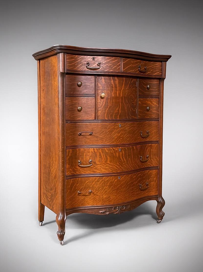 Condizioni: Condizioni originali d'epoca 
Materiali: Oak Tiger, maniglie in ottone

Questo bombe highboy dei primi anni '20 mette in mostra la raffinata eleganza del design edoardiano Colonial Revival americano, realizzato negli Stati Uniti e