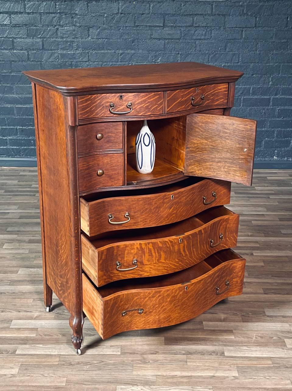 Coloniale americano Comò Highboy in Oak Oak Tiger con armadio nascosto in vendita