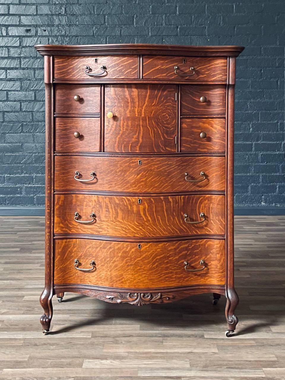 Comò Highboy in Oak Oak Tiger con armadio nascosto In condizioni buone in vendita a Los Angeles, CA
