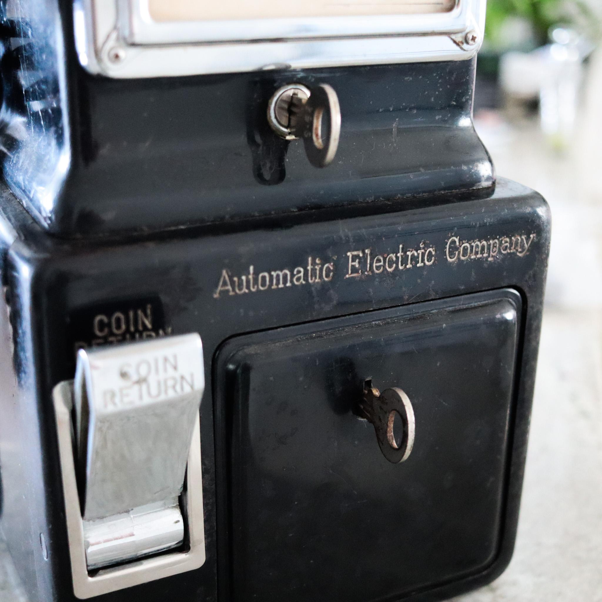 American Electric Company münzt das Telefon an der Wand.

Fantastisches, funktionstüchtiges Wandtelefon, hergestellt von der American Electric Company zwischen 1930 und 1940 in den Vereinigten Staaten. Dieses wunderschöne Vintage-Automatik-Telefon