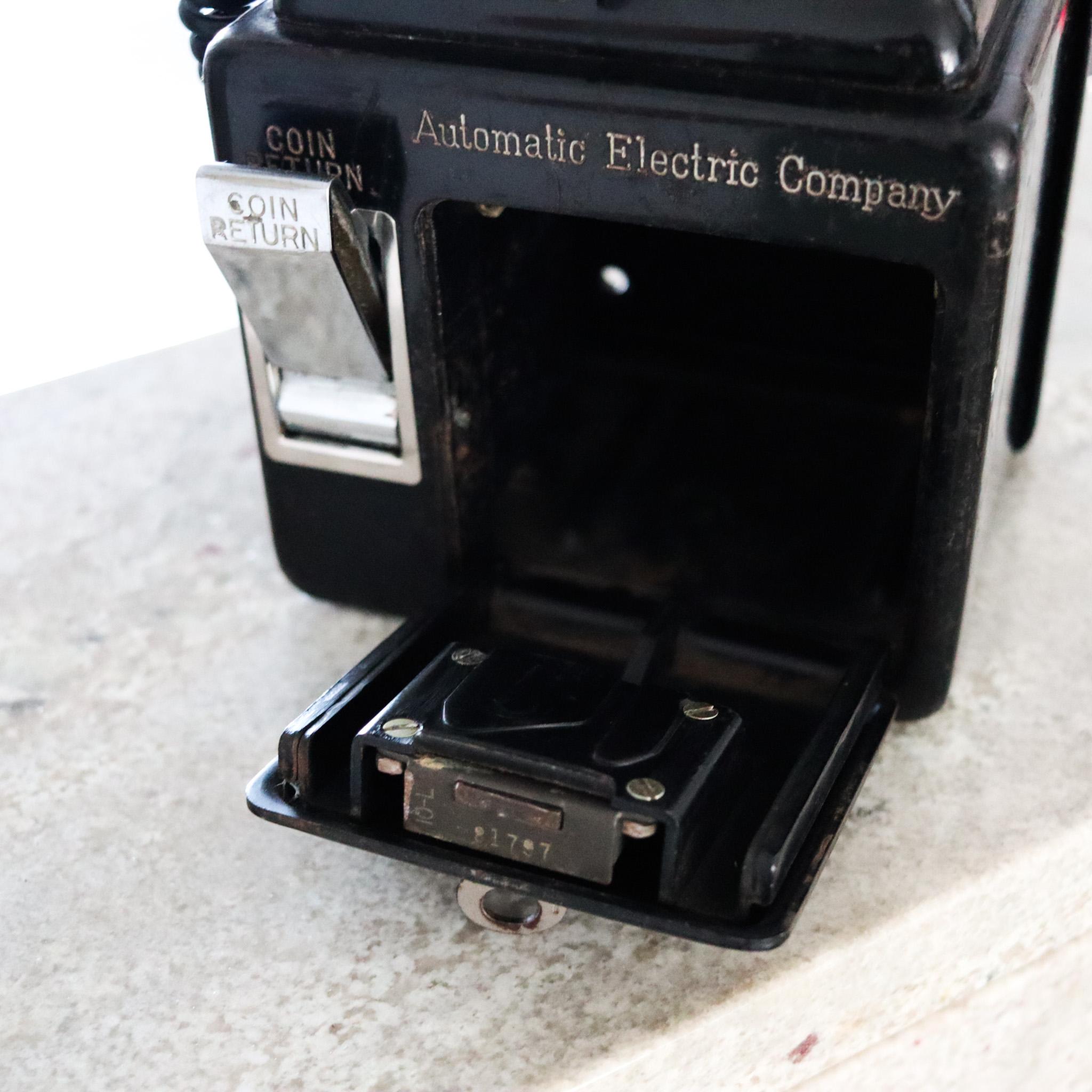 American Electric Company 1940 Münze Wandtelefon schwarz aus massivem Stahl (Emaille)