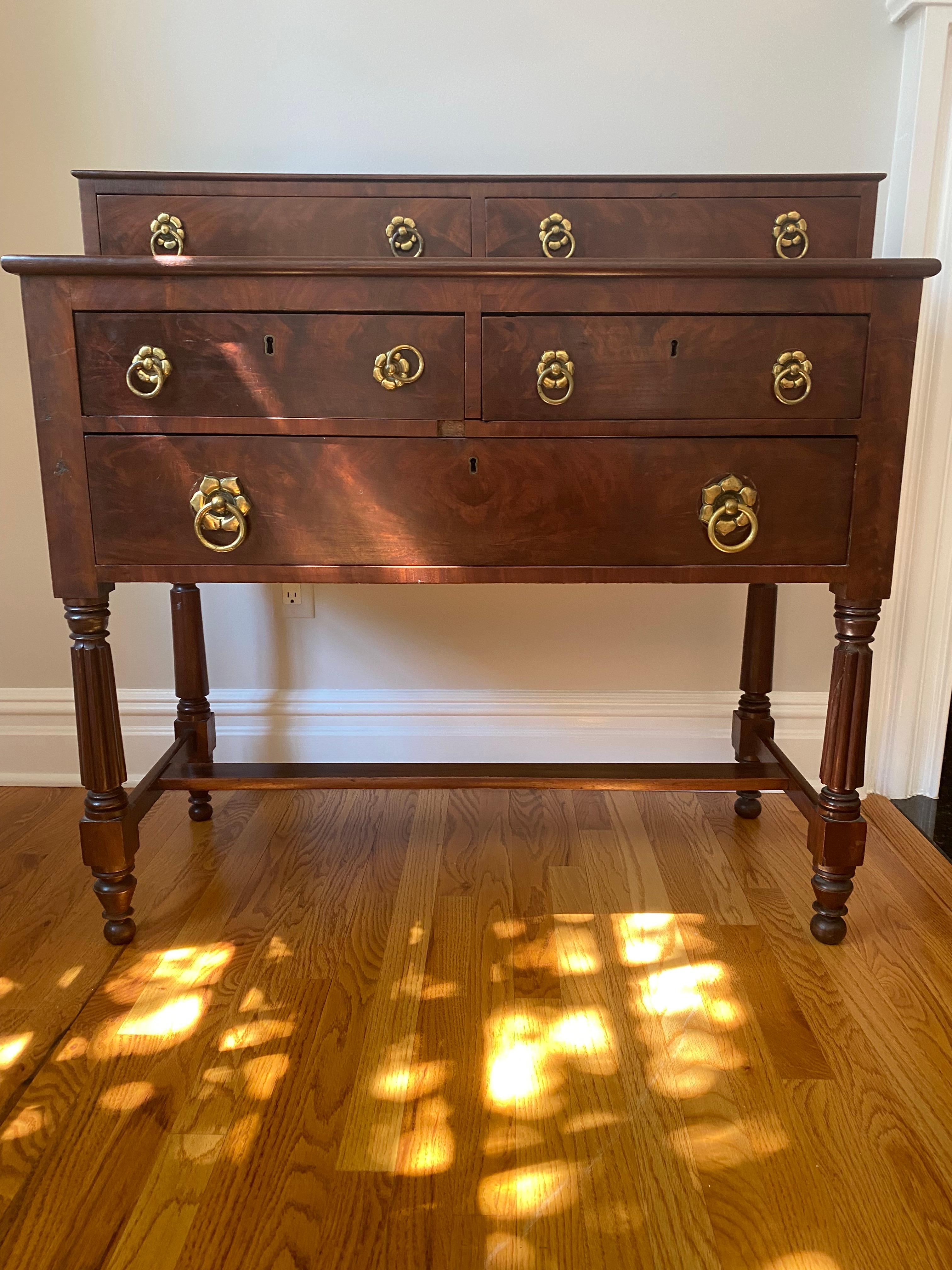 American Empire 19th Century Mahogany Sideboard In Good Condition For Sale In Hopewell, NJ