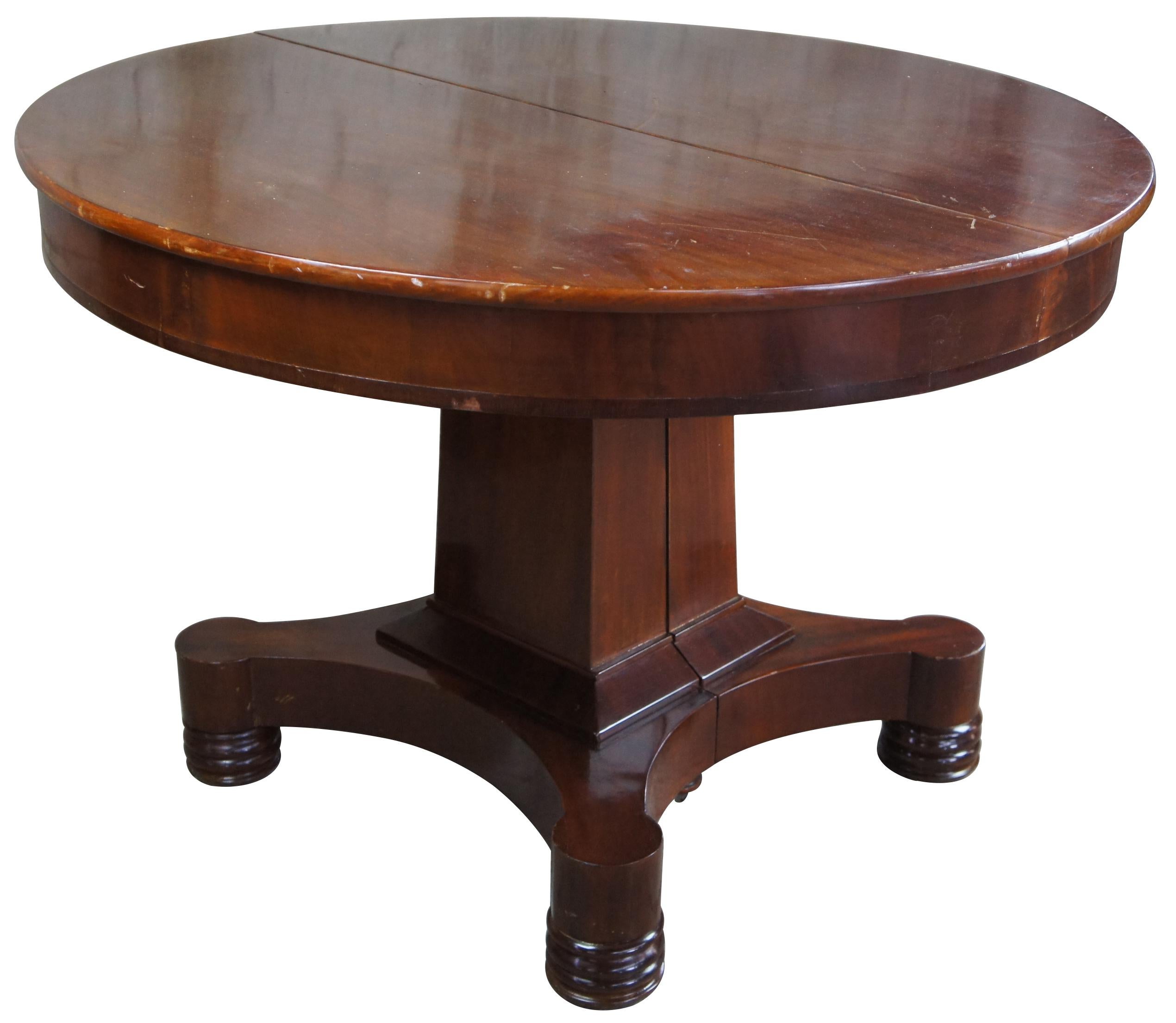American Empire 19th century oval mahogany dining table split base extendable

Mid-19th century American Empire dining table. Made from mahogany with split base, extendable with two leaves.