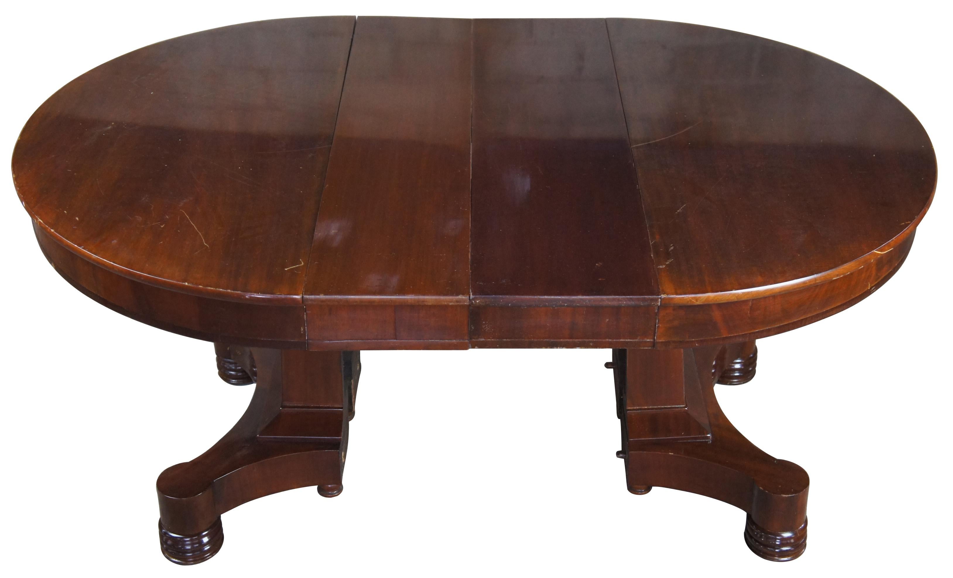 American Empire 19th Century Oval Mahogany Dining Table Split Base Extendable In Good Condition In Dayton, OH