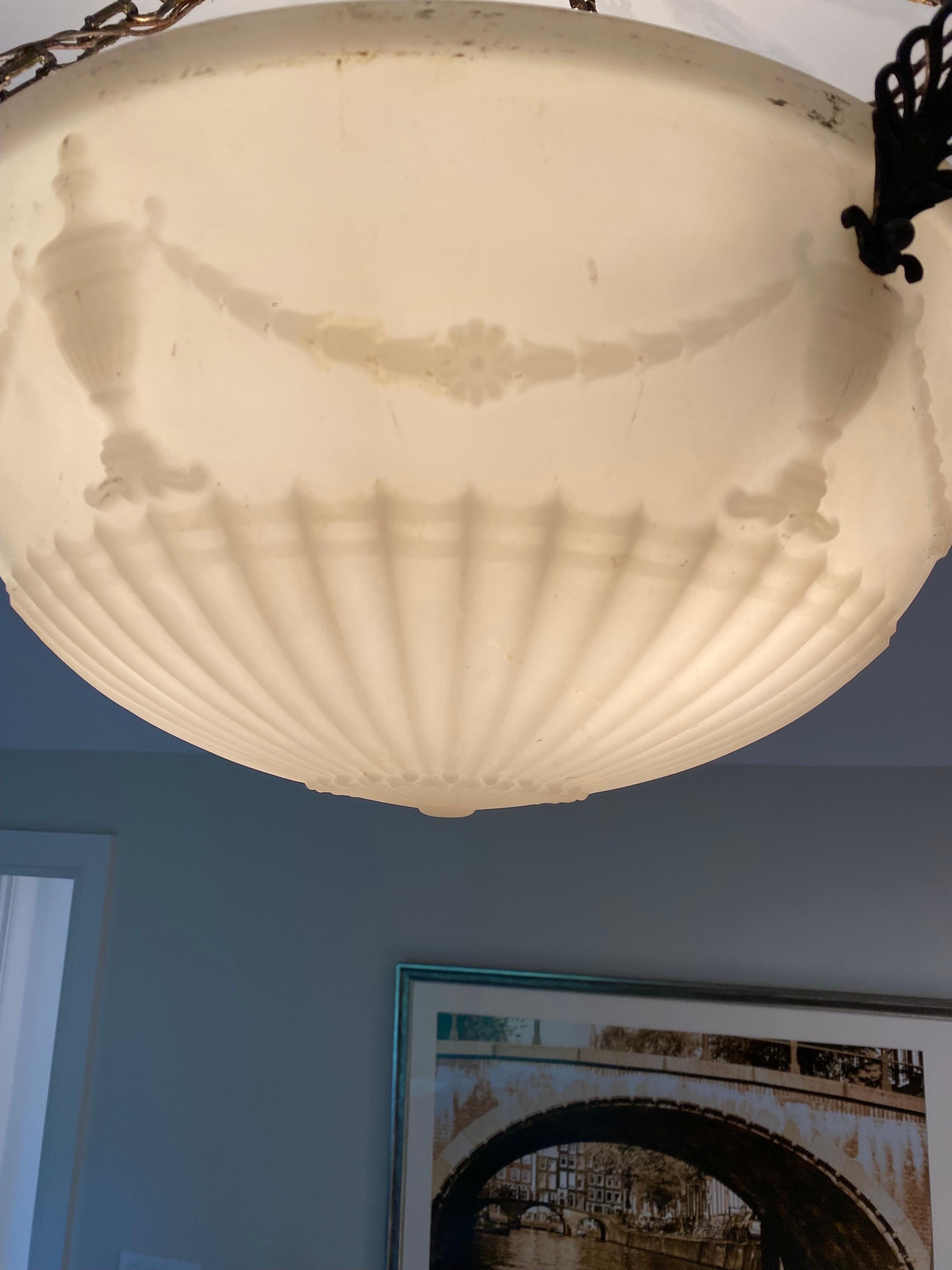 Lampada a sospensione American Empire in alabastro con motivo classico a urna in vendita 2