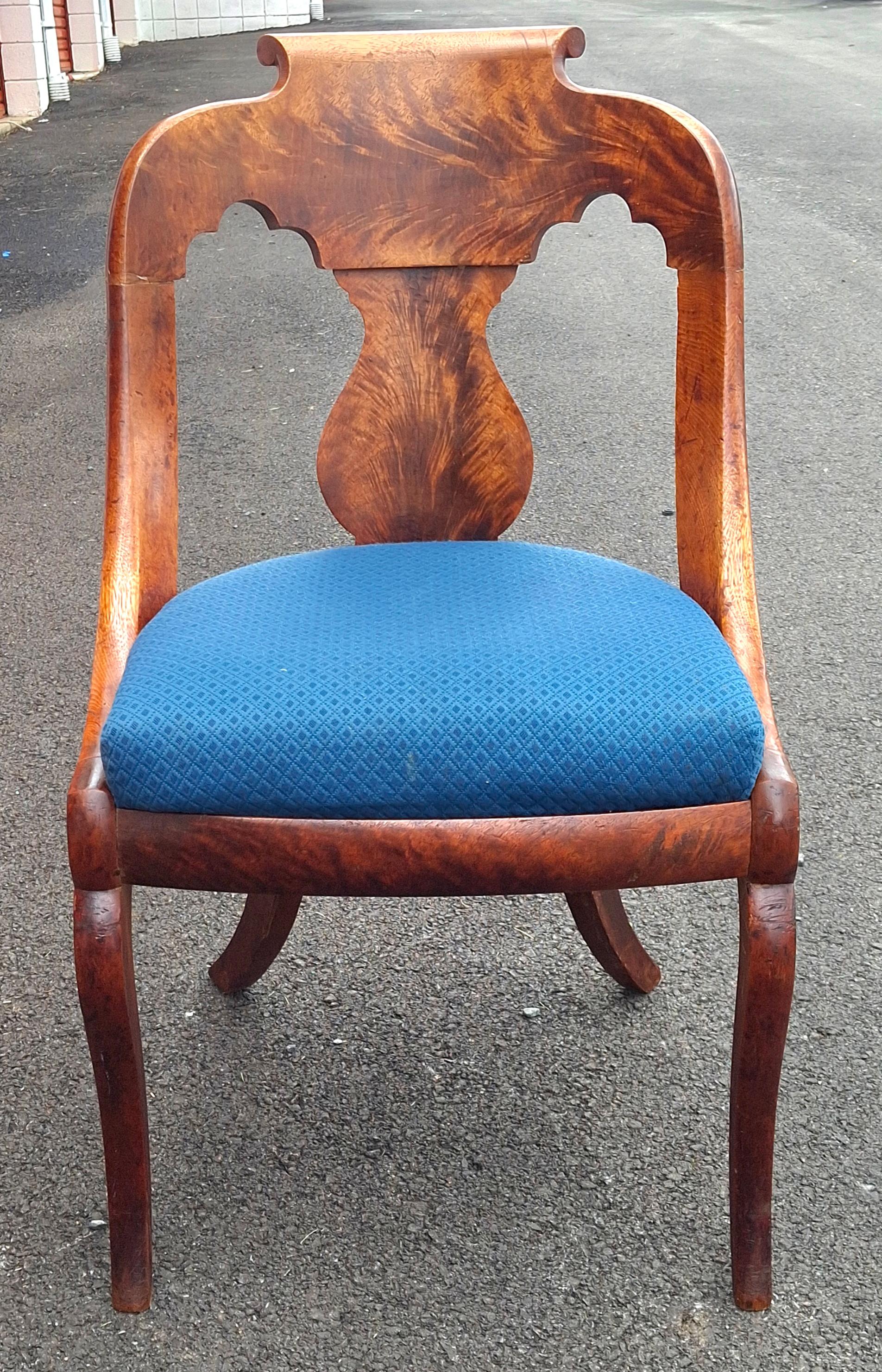 Magnifique chaise Girandole Boston de style empire américain. Il s'agit d'une chaise très rare sur le marché actuel. Fabriqué à la main en acajou flammé au milieu des années 1800. Ces chaises grandioses sont issues des modèles de l'Empire français