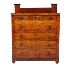 Cassettone American Empire in ciliegio e acero tigrato a 7 cassetti con schienale c1830