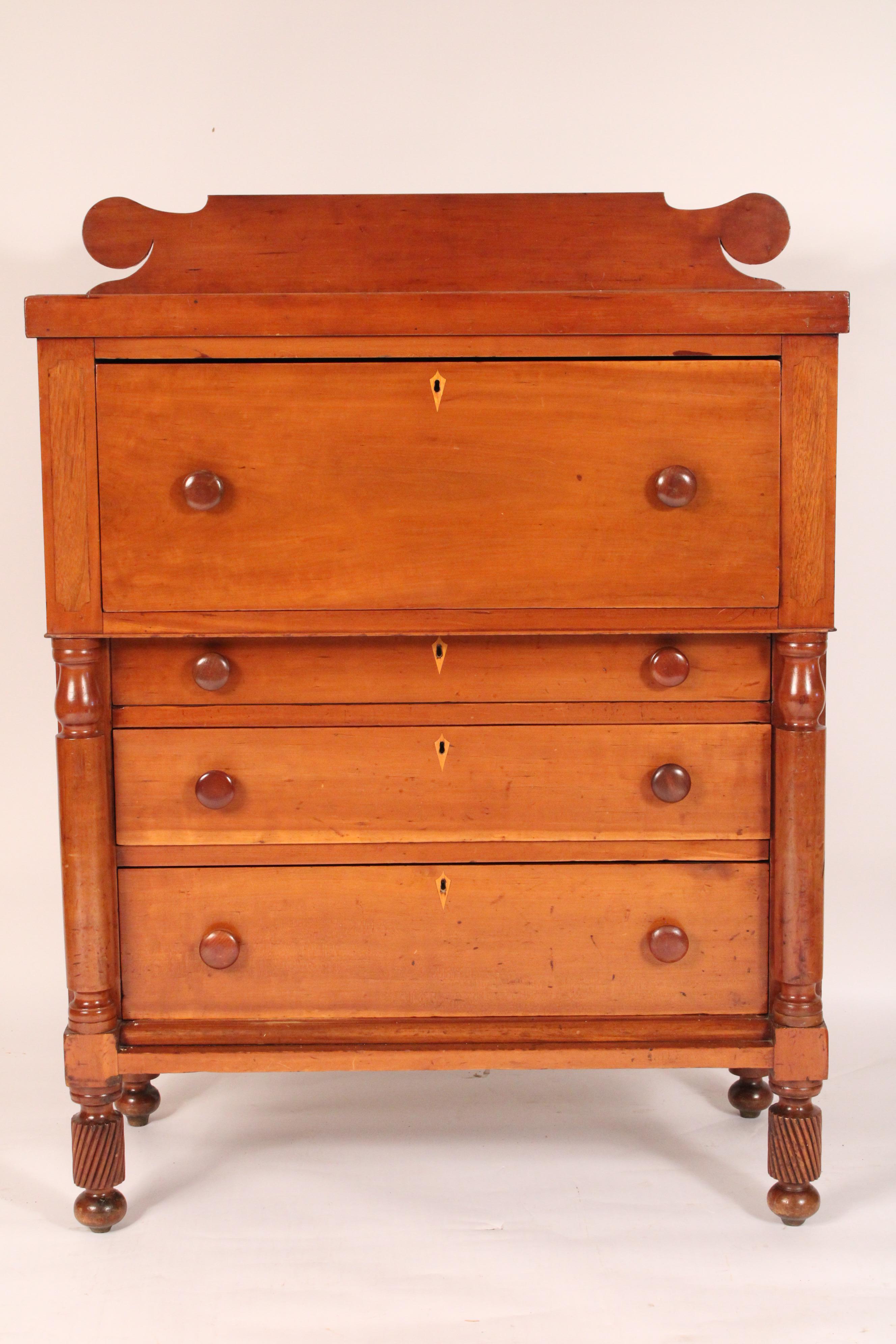Commode empire américaine en merisier, vers 1830. Avec un dosseret aux extrémités circulaires, un grand tiroir supérieur, 3 tiroirs inférieurs gradués, tous les tiroirs avec des écussons en forme de bouclier et des boutons en bois, flanqués de