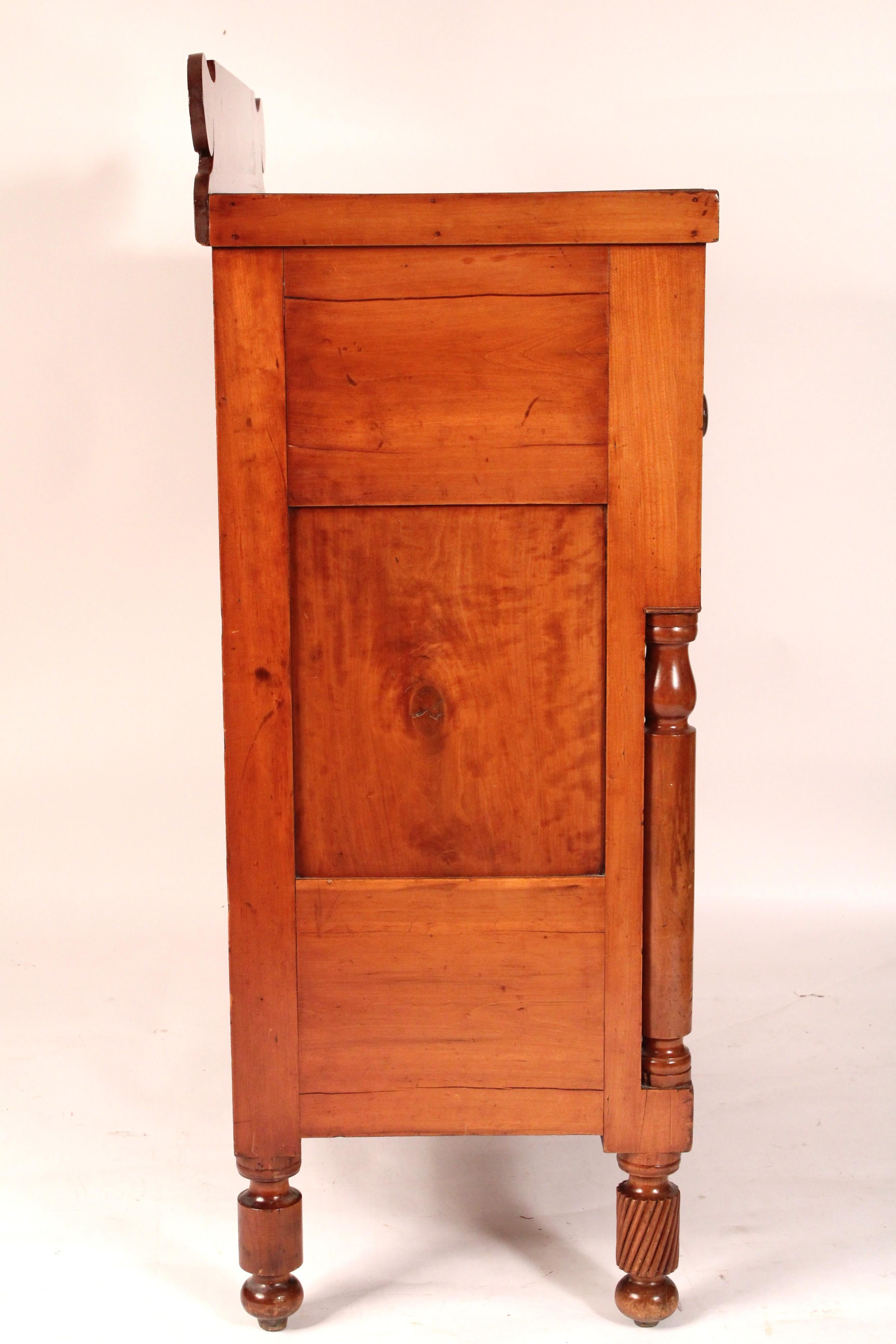 Commode American Empire en bois de cerisier Bon état - En vente à Laguna Beach, CA