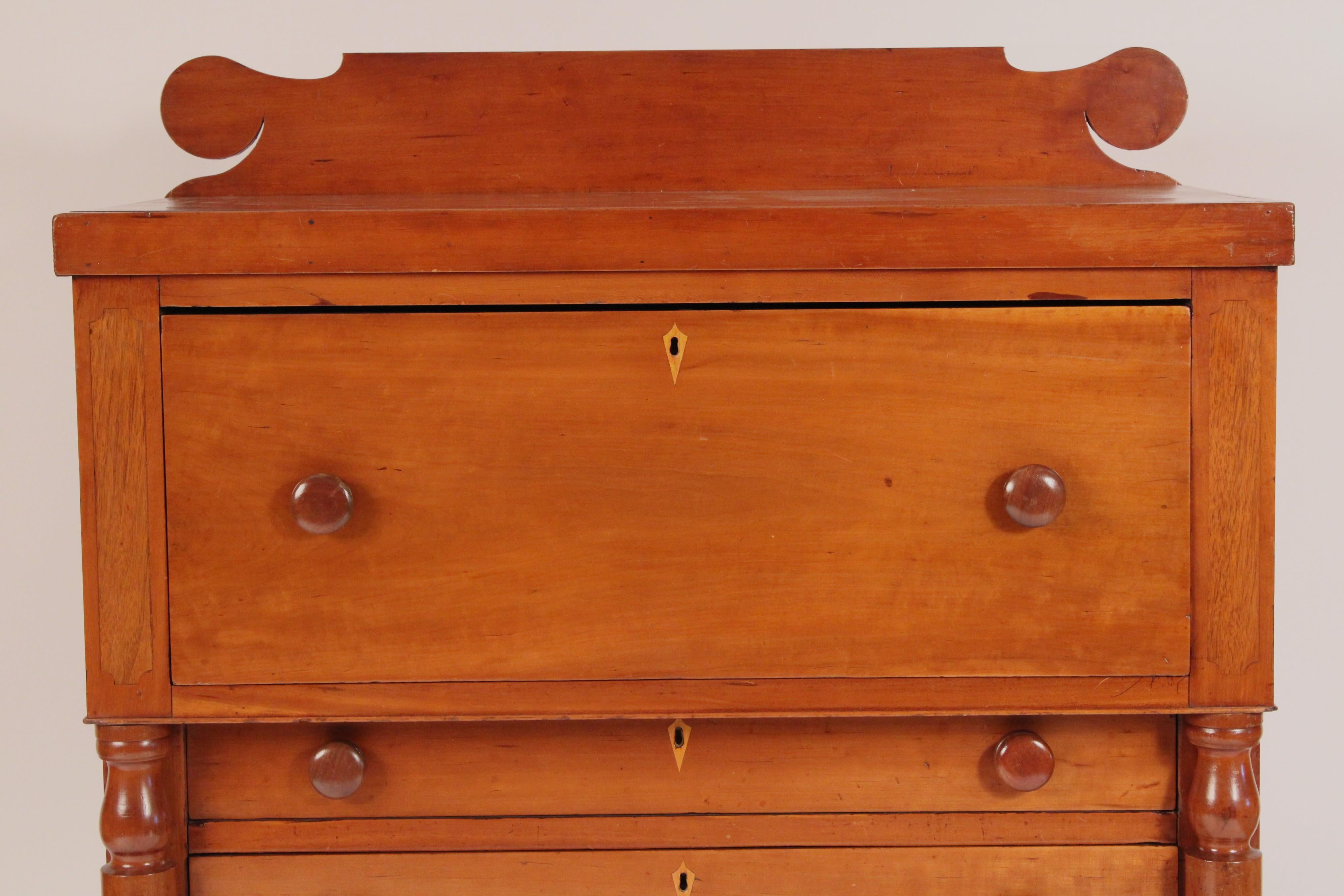 Cerise Commode American Empire en bois de cerisier en vente