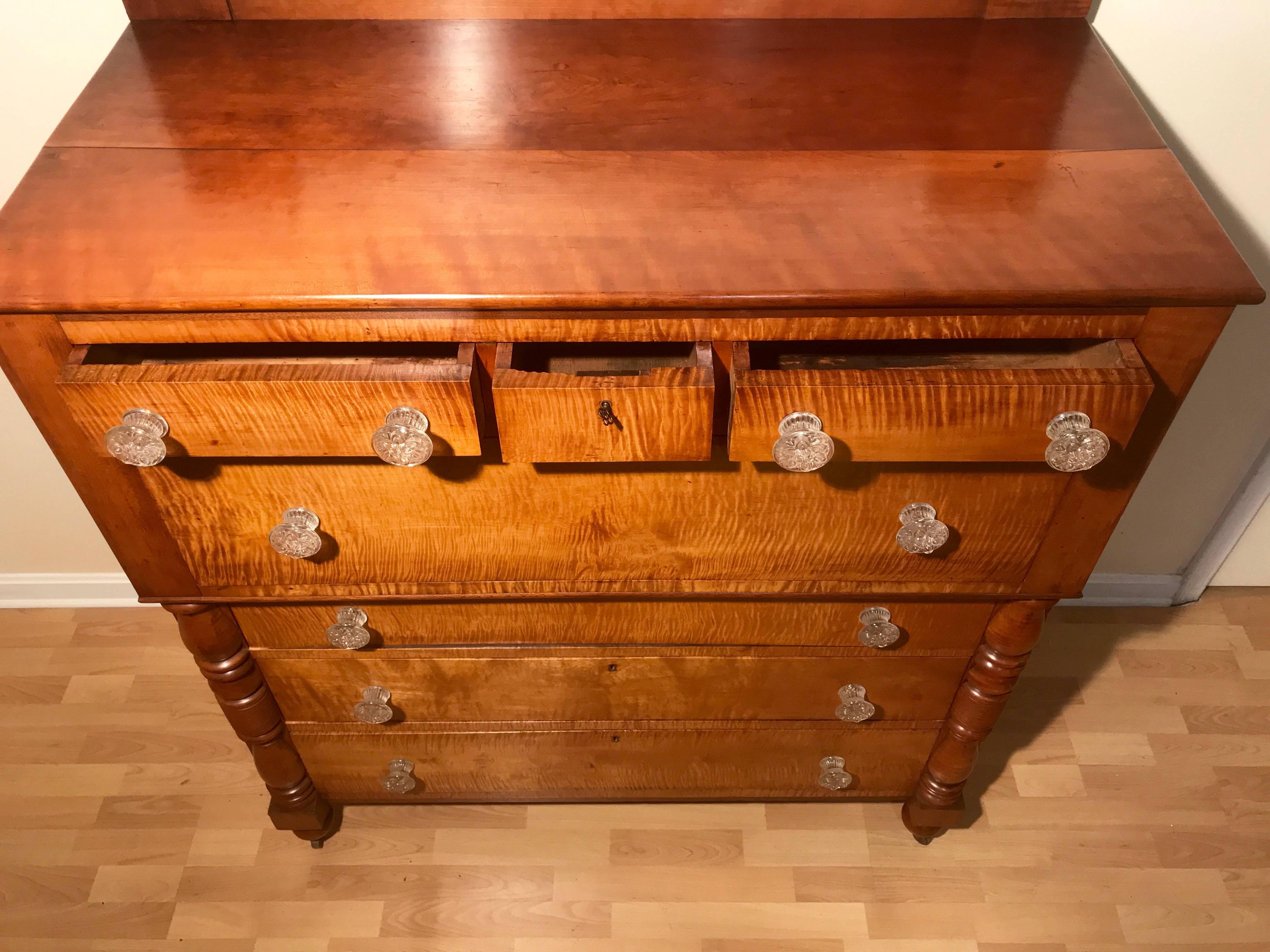 American Empire Chest of Drawers circa 1840 in Tiger Maple and Cherry (Amerikanischer Imperialismus) im Angebot