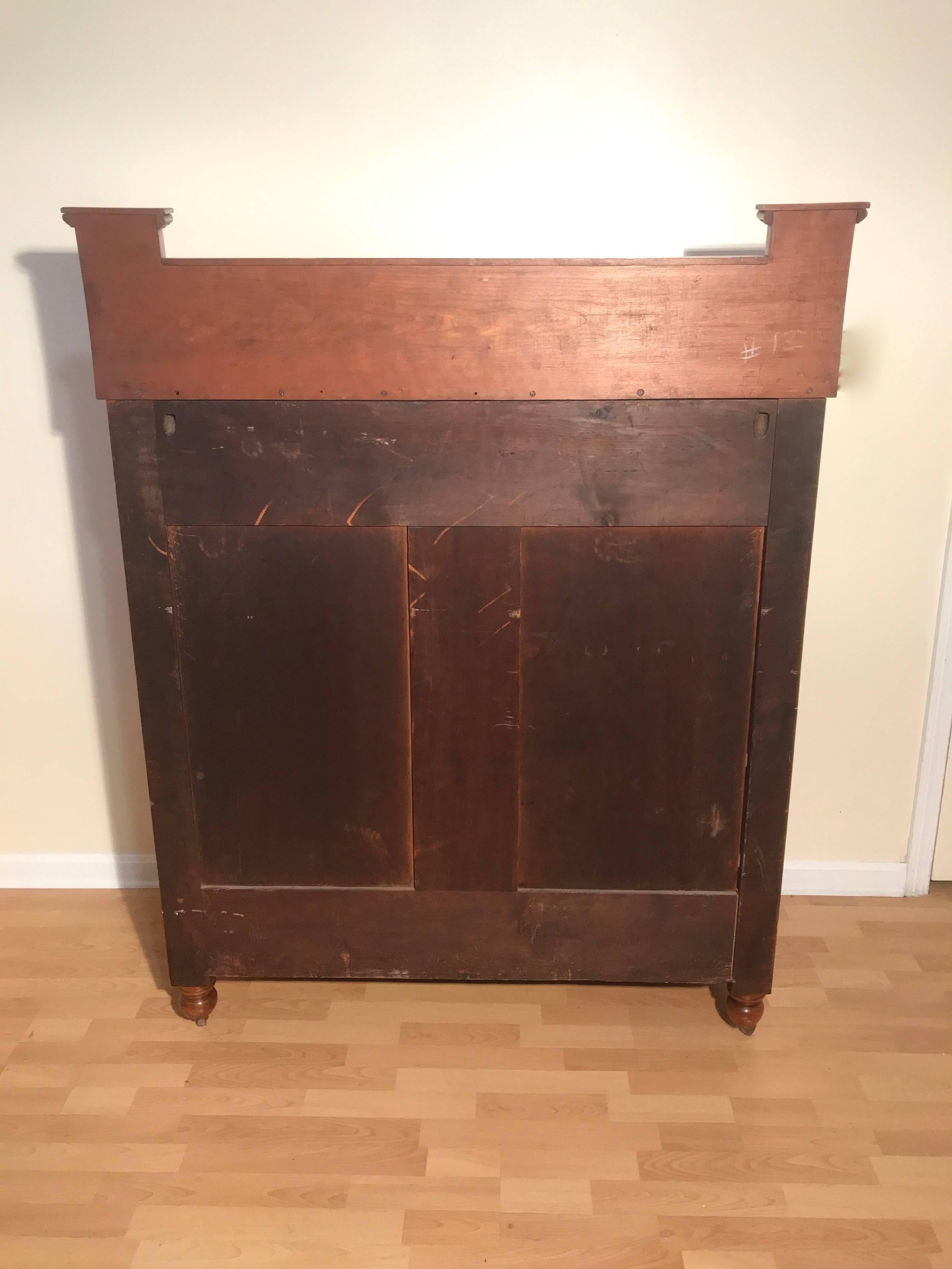 American Empire Chest of Drawers circa 1840 in Tiger Maple and Cherry im Zustand „Hervorragend“ im Angebot in Billerica, MA