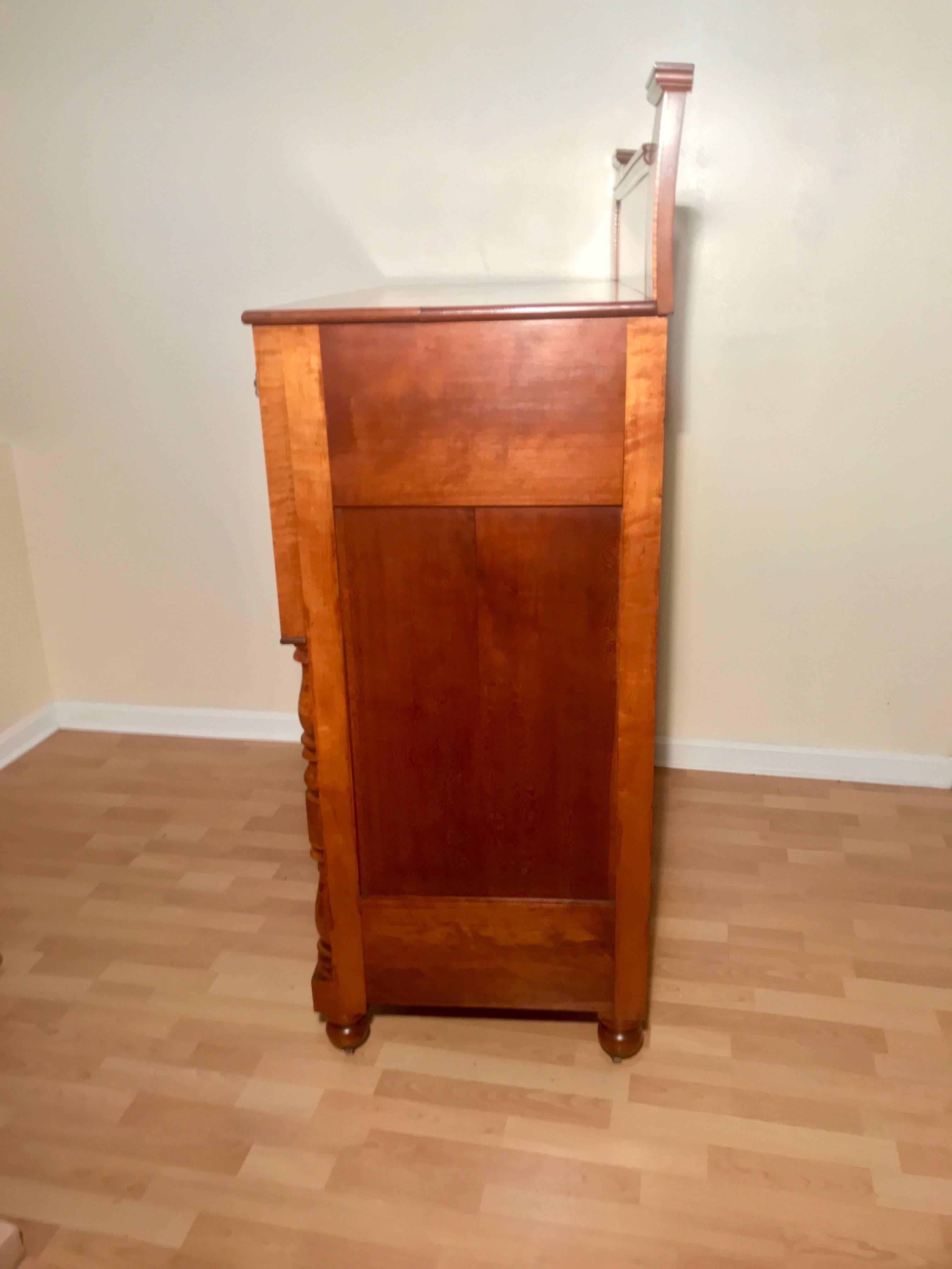 American Empire Chest of Drawers circa 1840 in Tiger Maple and Cherry In Excellent Condition For Sale In Billerica, MA