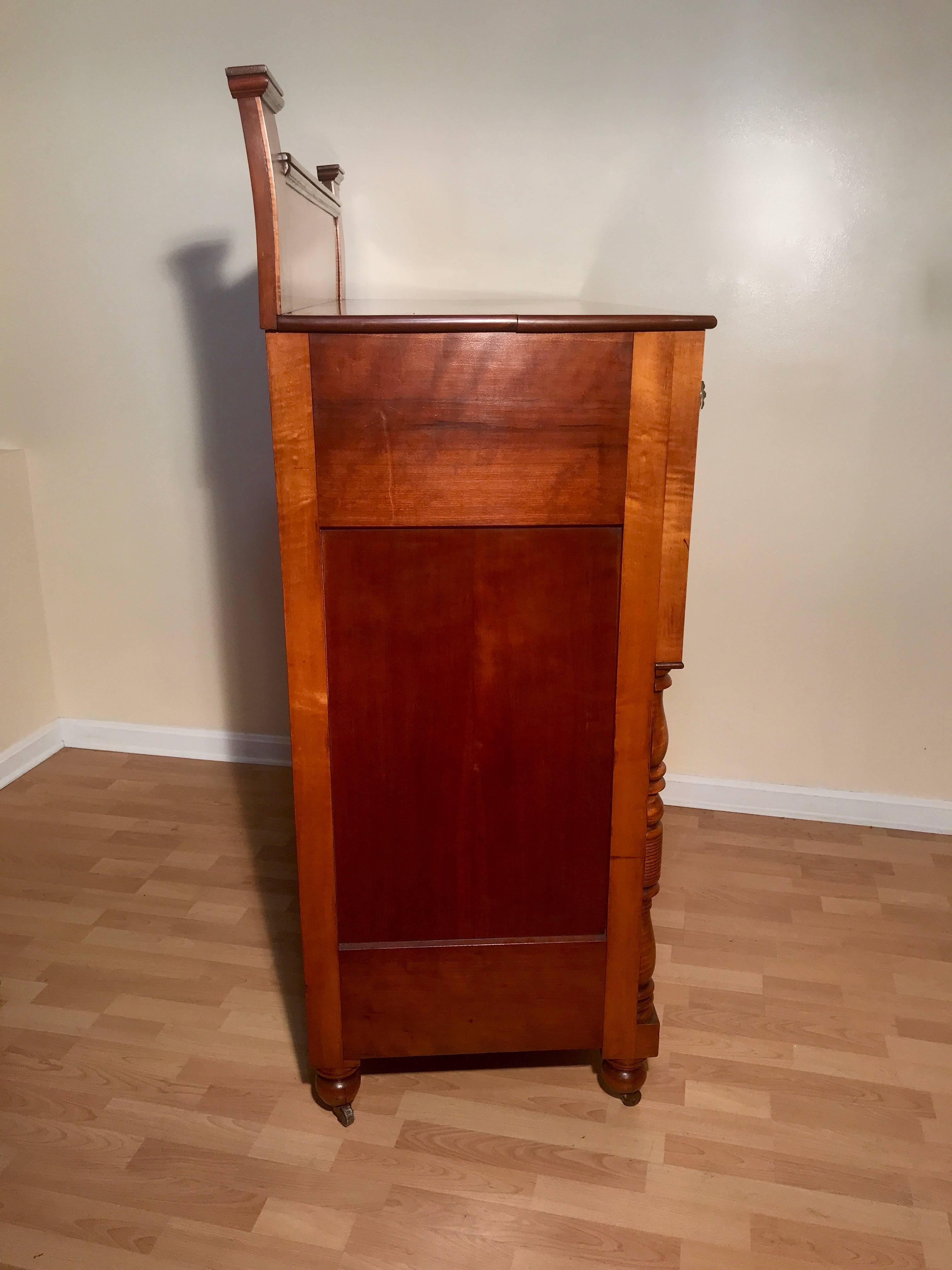 American Empire Chest of Drawers circa 1840 in Tiger Maple and Cherry (Ahornholz) im Angebot