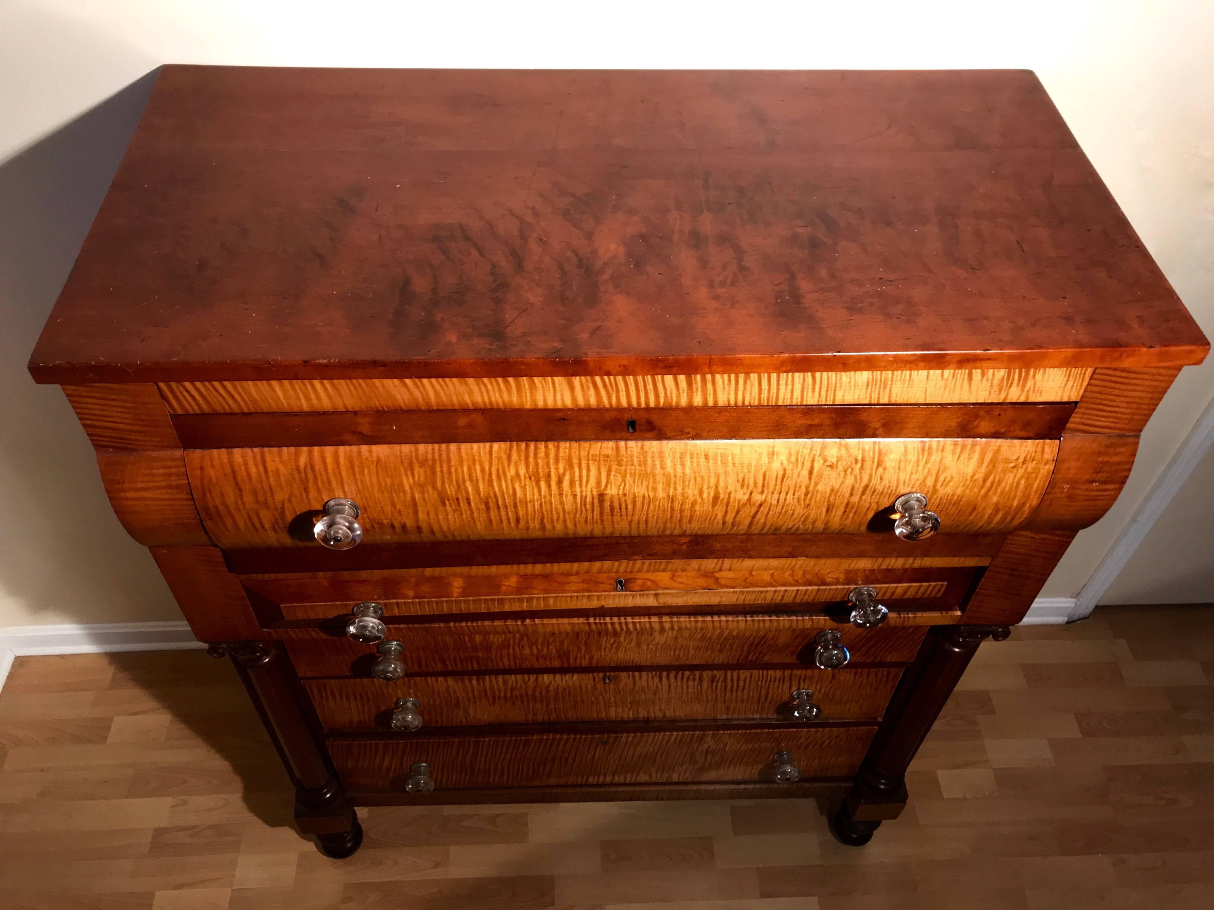 Mid-19th Century American Empire Chest of Drawers in Tiger Maple and Cherry, circa 1840 For Sale