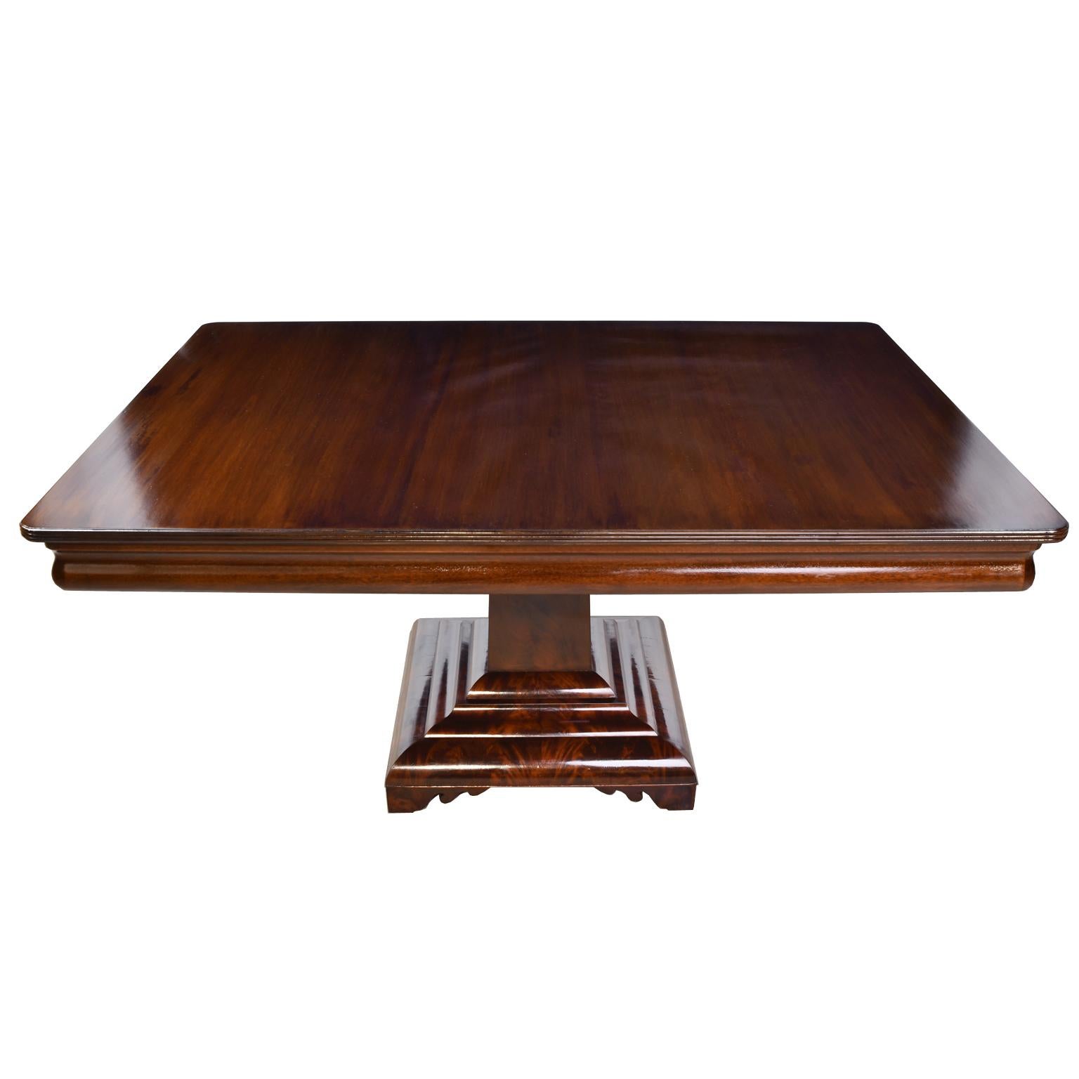 American Classical American Empire/Classical Dining Table in Mahogany w/ Grecian-Form Pedestal Base For Sale