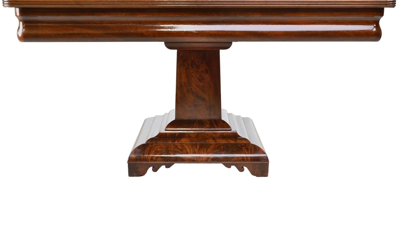 Polished American Empire/Classical Dining Table in Mahogany w/ Grecian-Form Pedestal Base For Sale
