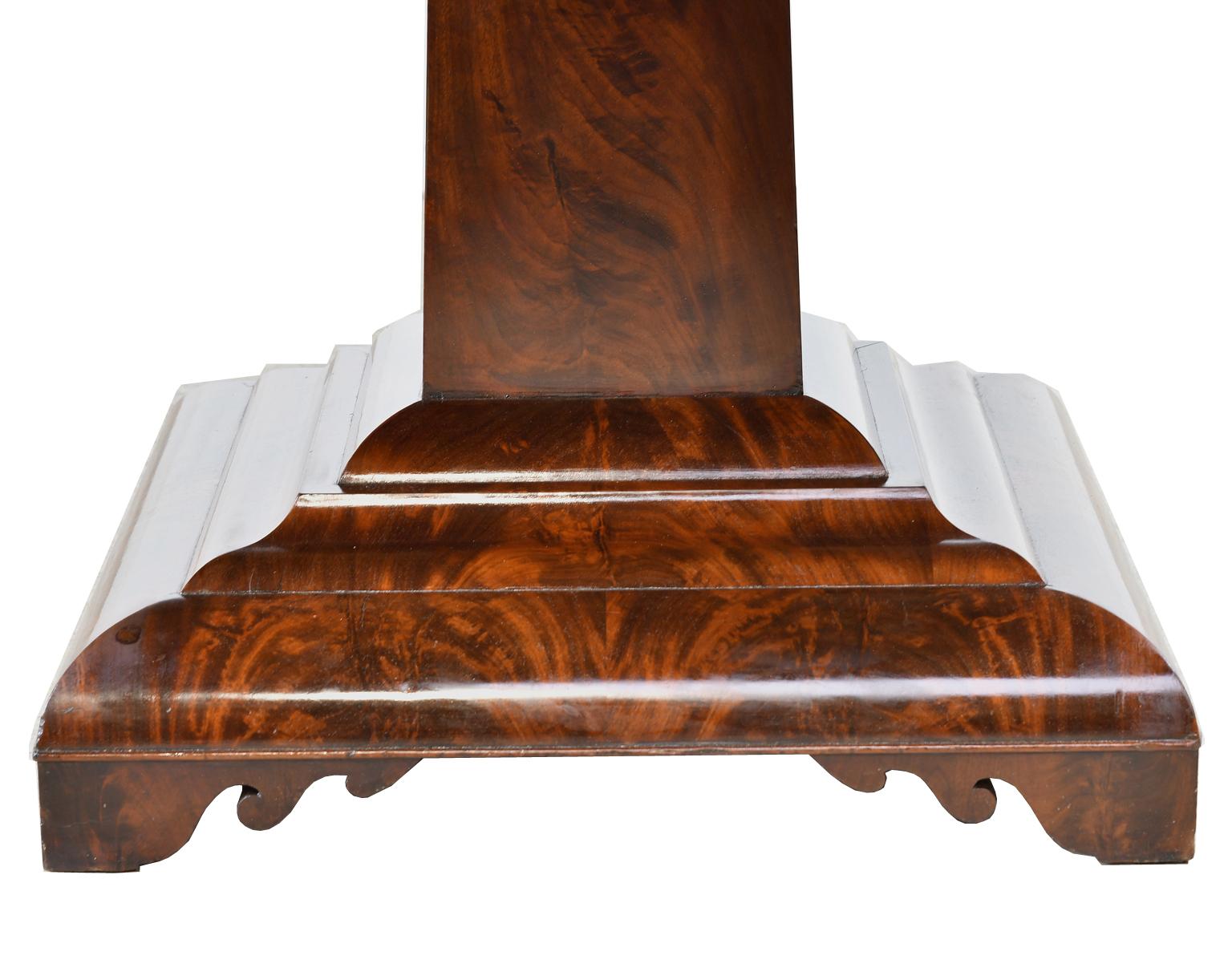 American Empire/Classical Dining Table in Mahogany w/ Grecian-Form Pedestal Base In Good Condition For Sale In Miami, FL