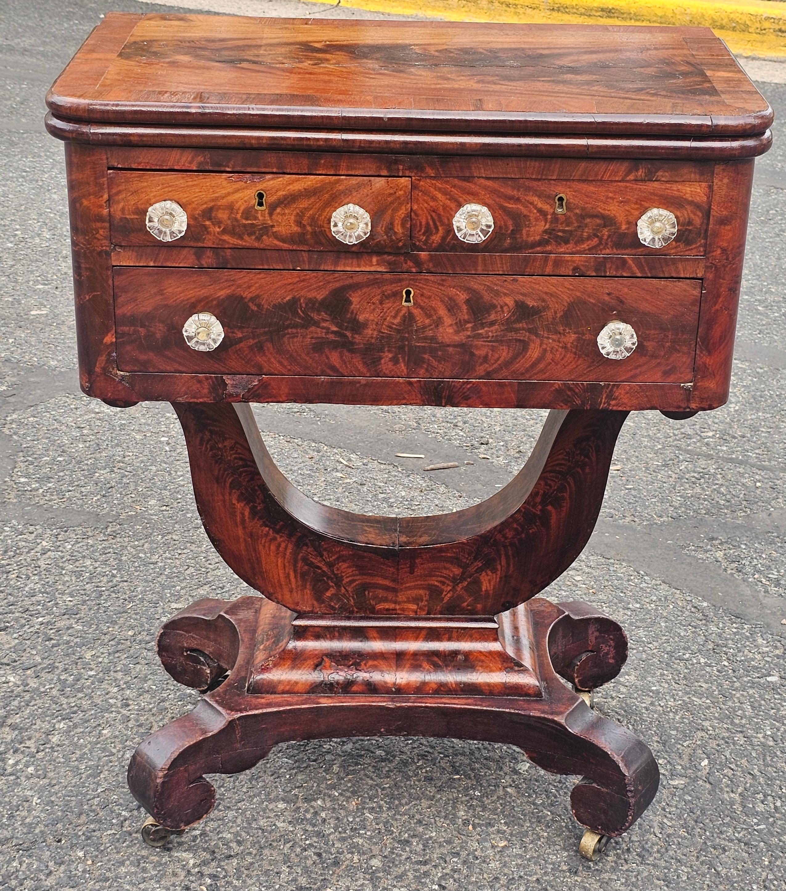 Mesa de trabajo de caoba inclinada del Imperio Americano, circa 1830 en venta 2
