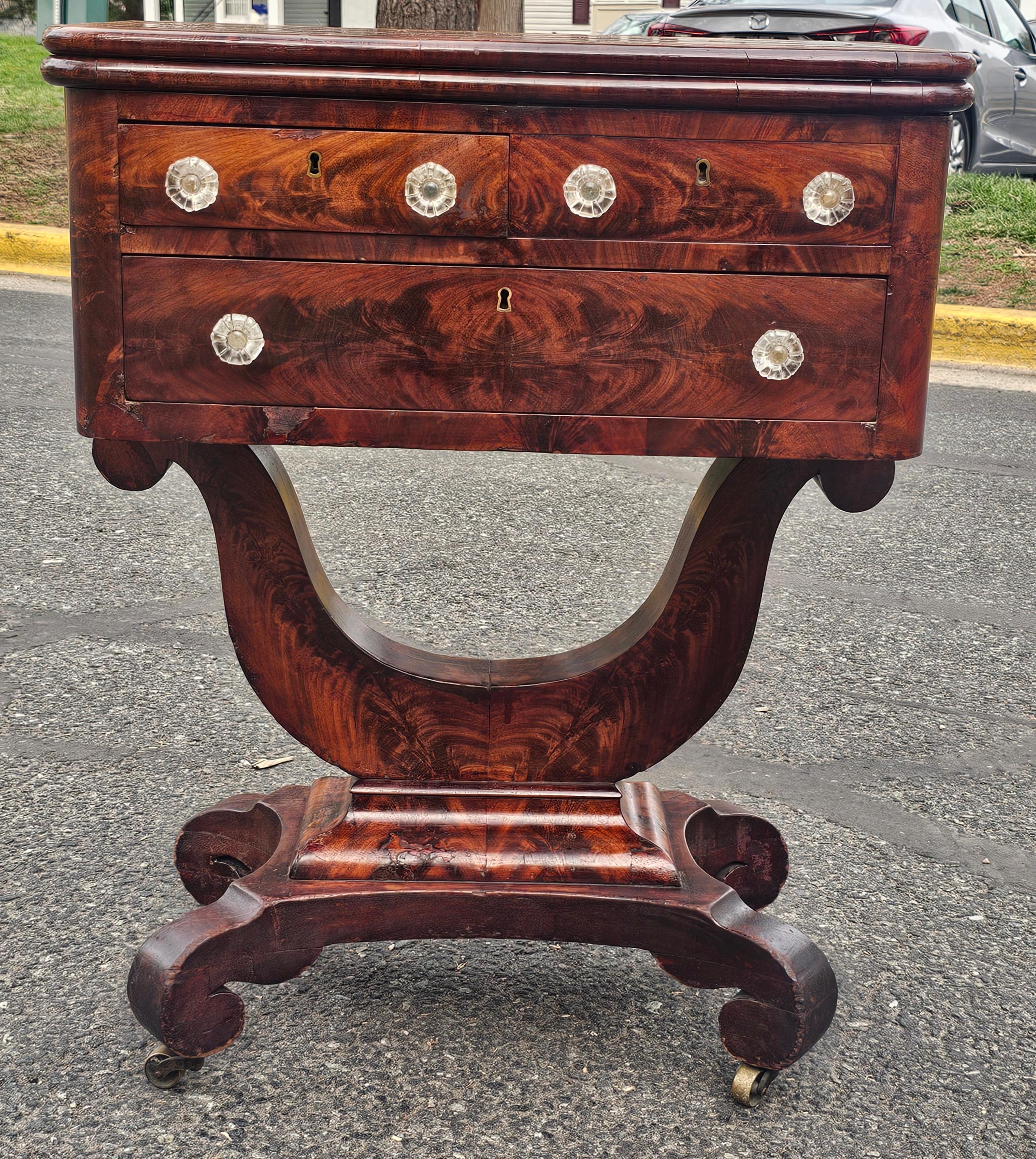 Mesa de trabajo de caoba inclinada del Imperio Americano, circa 1830 en venta 3
