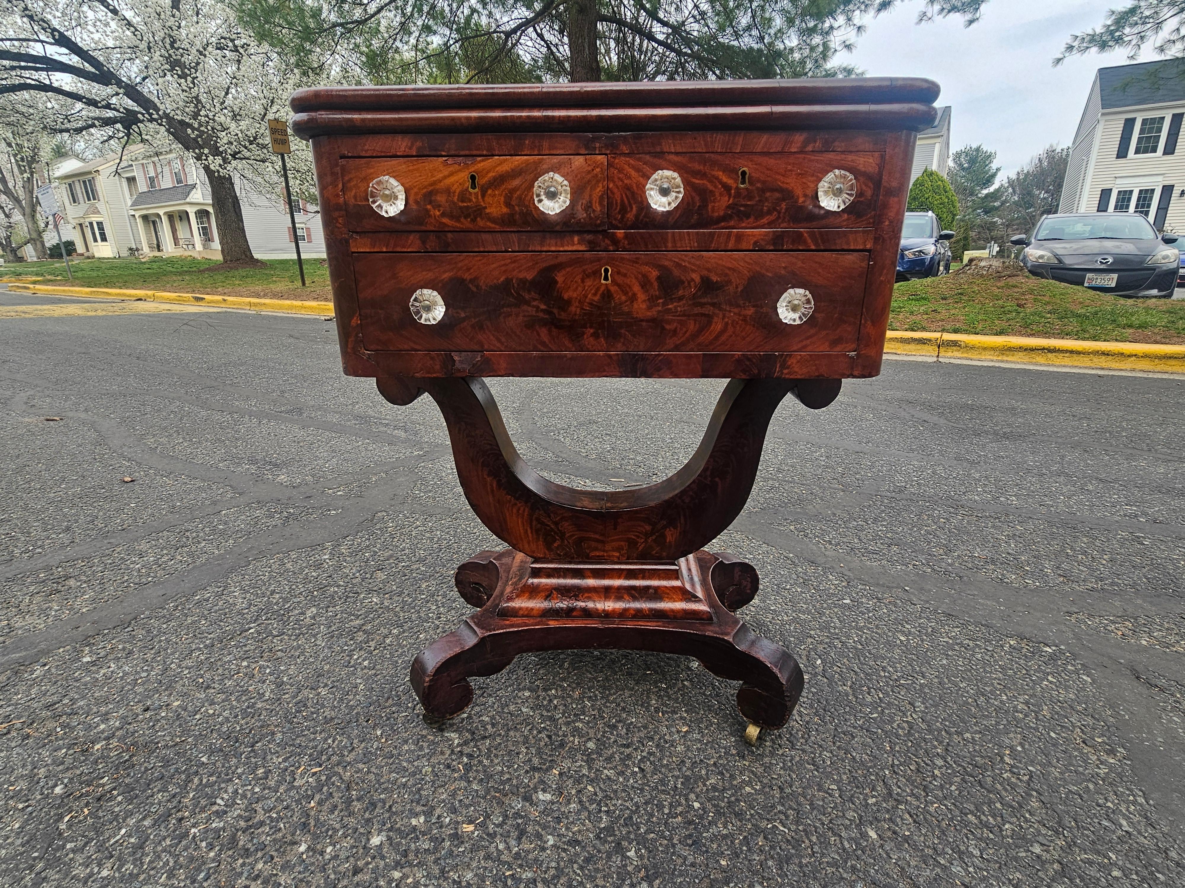 Mesa de trabajo de caoba inclinada del Imperio Americano, circa 1830 en venta 4