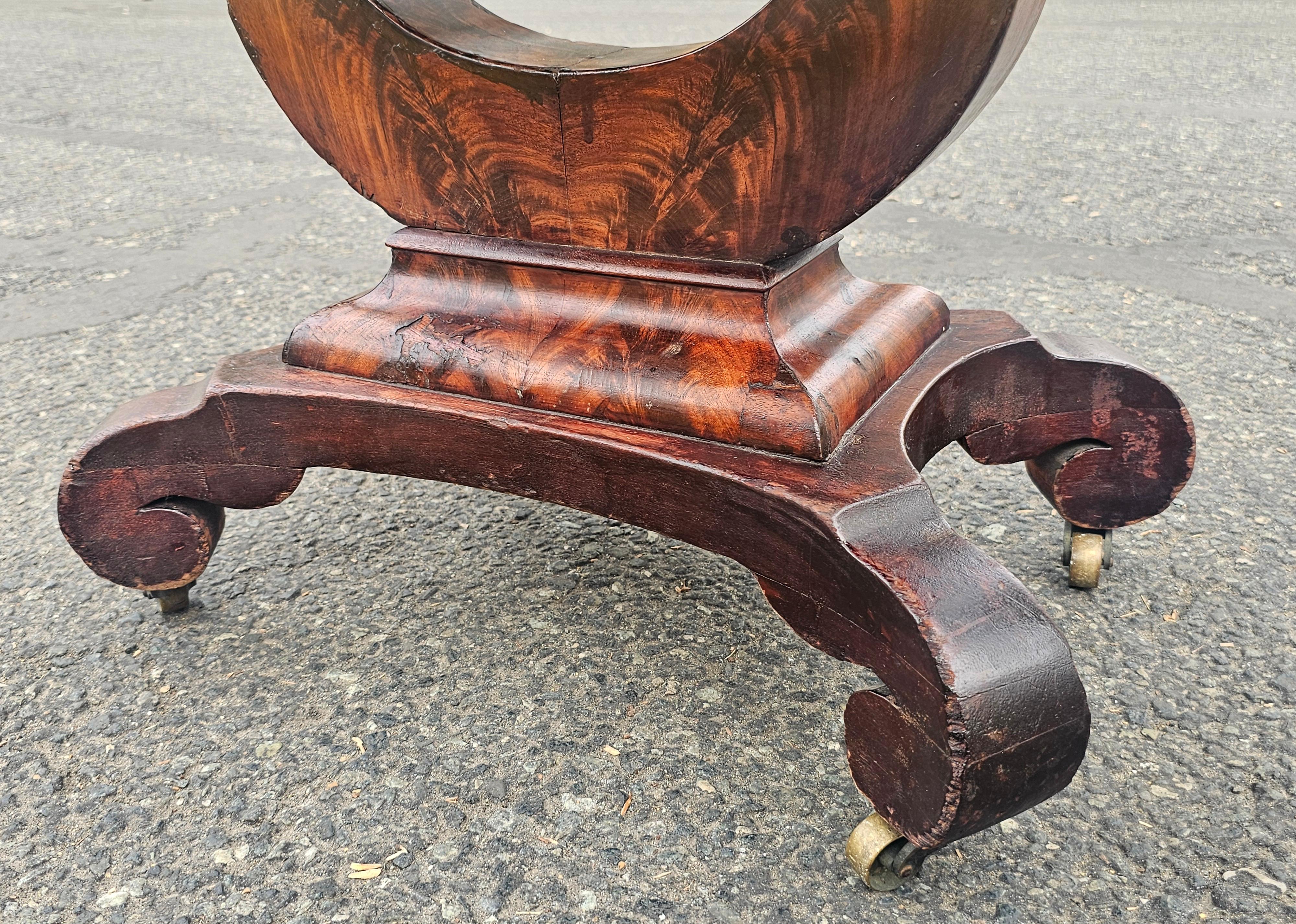 Mesa de trabajo de caoba inclinada del Imperio Americano, circa 1830 en venta 5