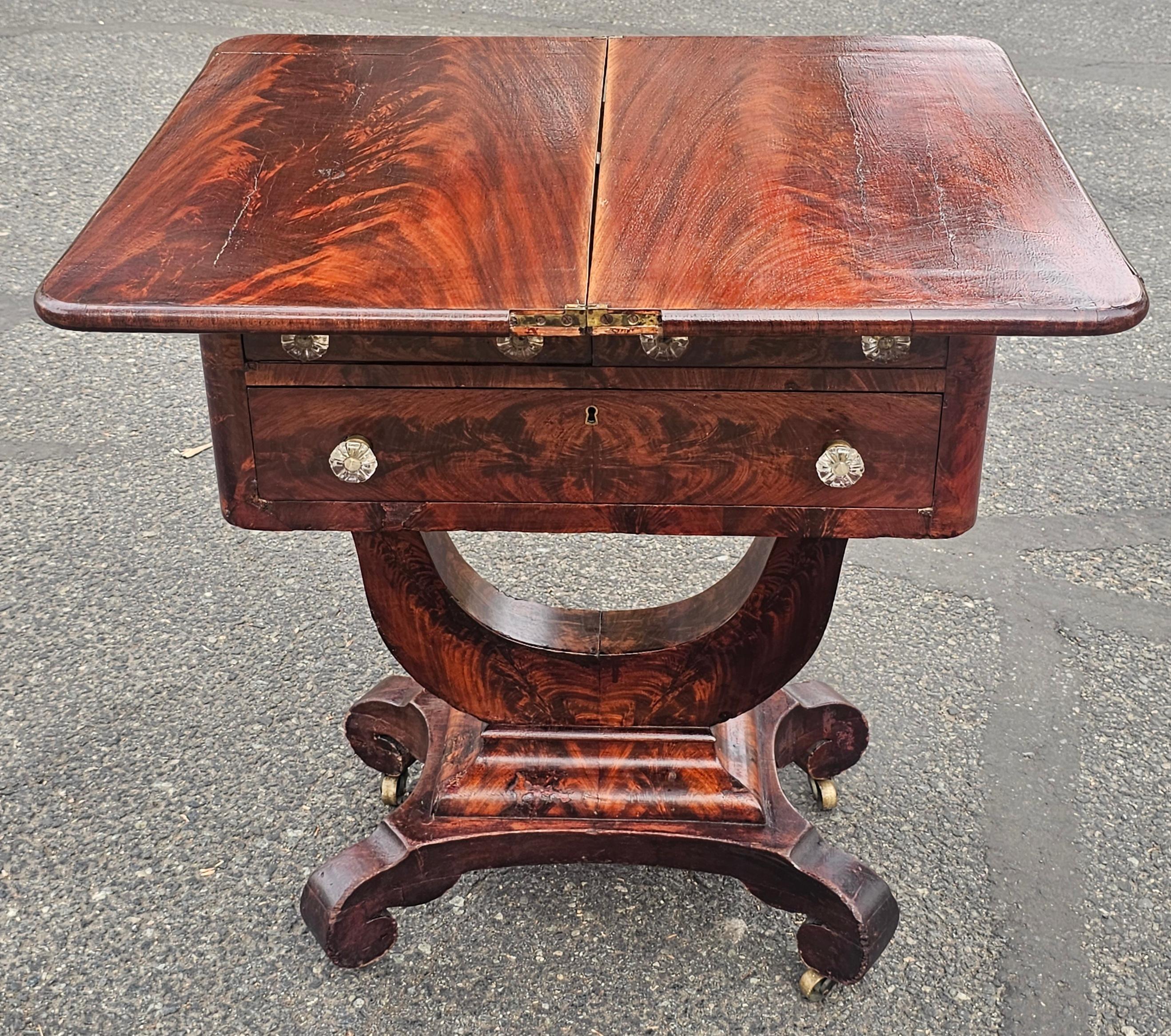 Mesa de trabajo de caoba inclinada del Imperio Americano, circa 1830 en venta 6