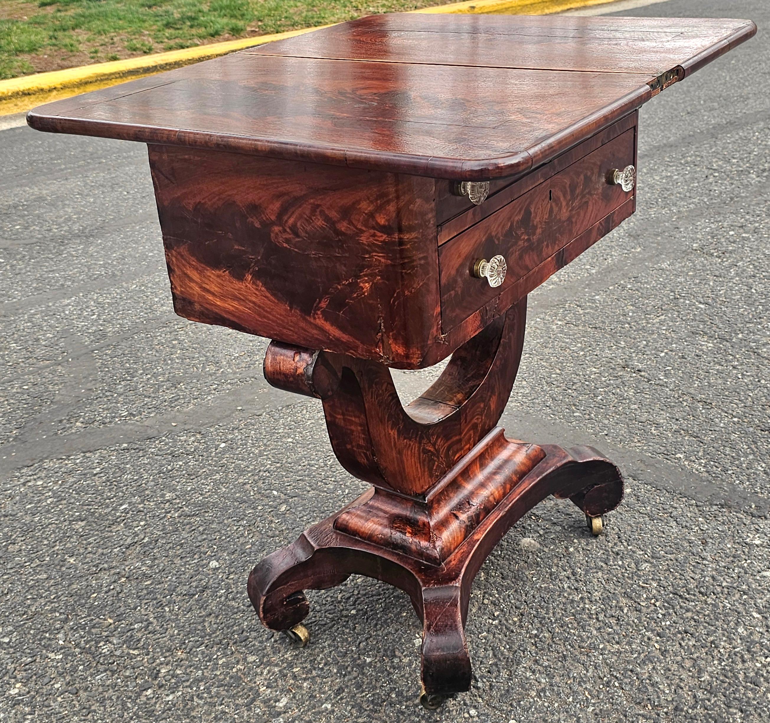 Mesa de trabajo de caoba inclinada del Imperio Americano, circa 1830 en venta 8