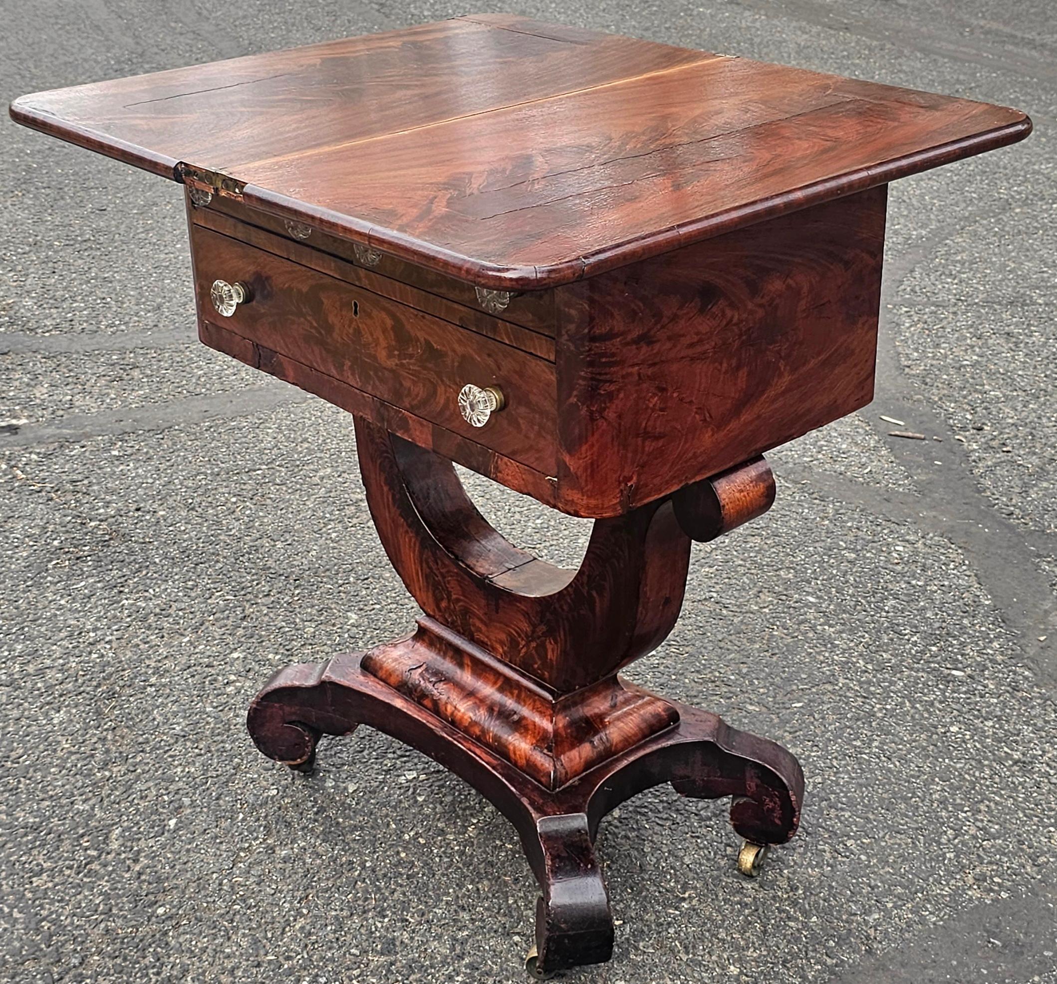 Mesa de trabajo de caoba inclinada del Imperio Americano, circa 1830 en venta 9