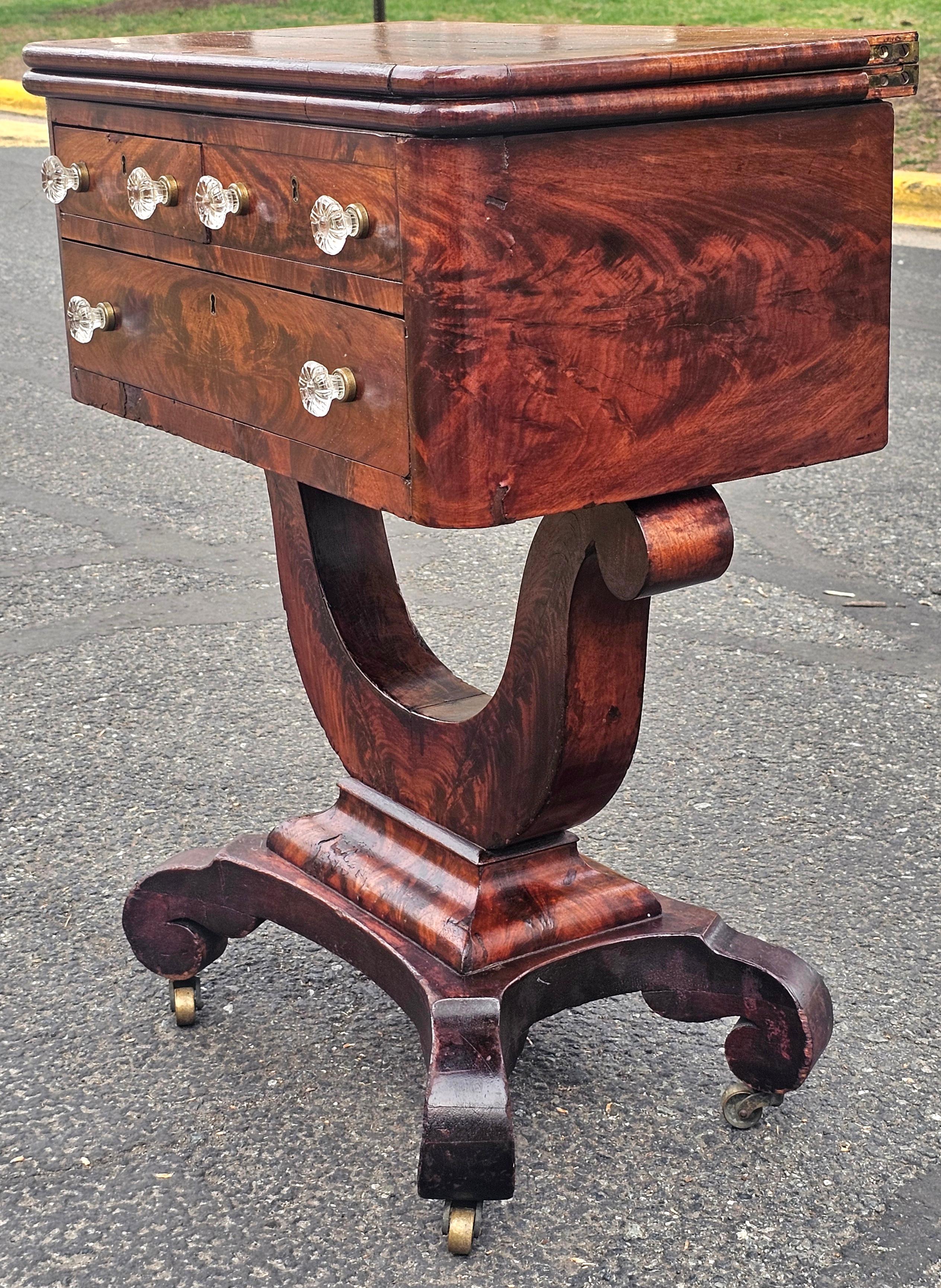 Mesa de trabajo de caoba Imperio, de principios del siglo XIX. Las características principales son: 
Material: Construido a partir de materiales sólidos y 
 chapa de caoba flameada, mostrando una experta igualación de la veta. 
Diseño: Presenta un