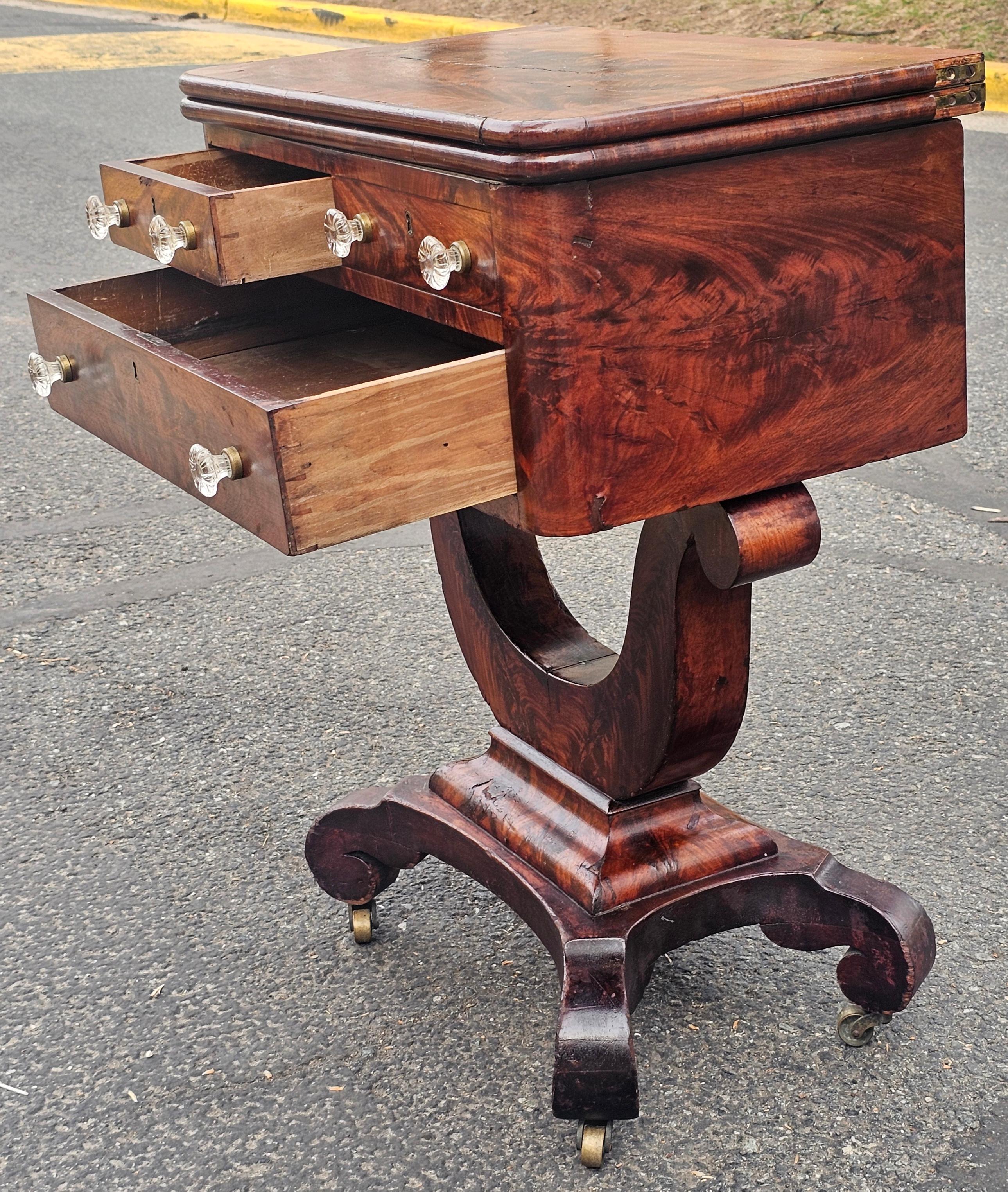 Mesa de trabajo de caoba inclinada del Imperio Americano, circa 1830 imperio estadounidense en venta