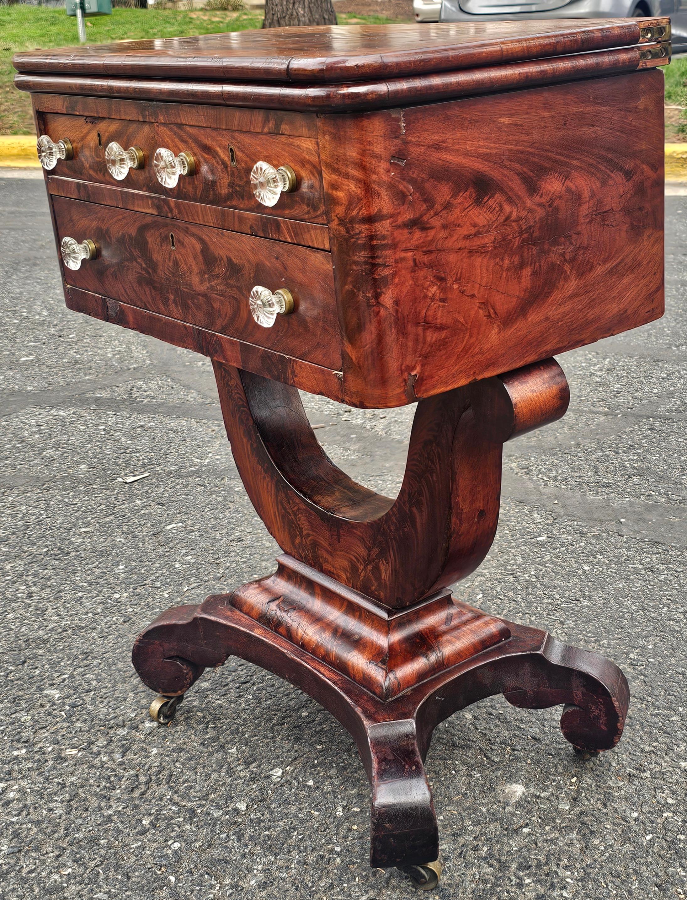 Mesa de trabajo de caoba inclinada del Imperio Americano, circa 1830 siglo XIX en venta