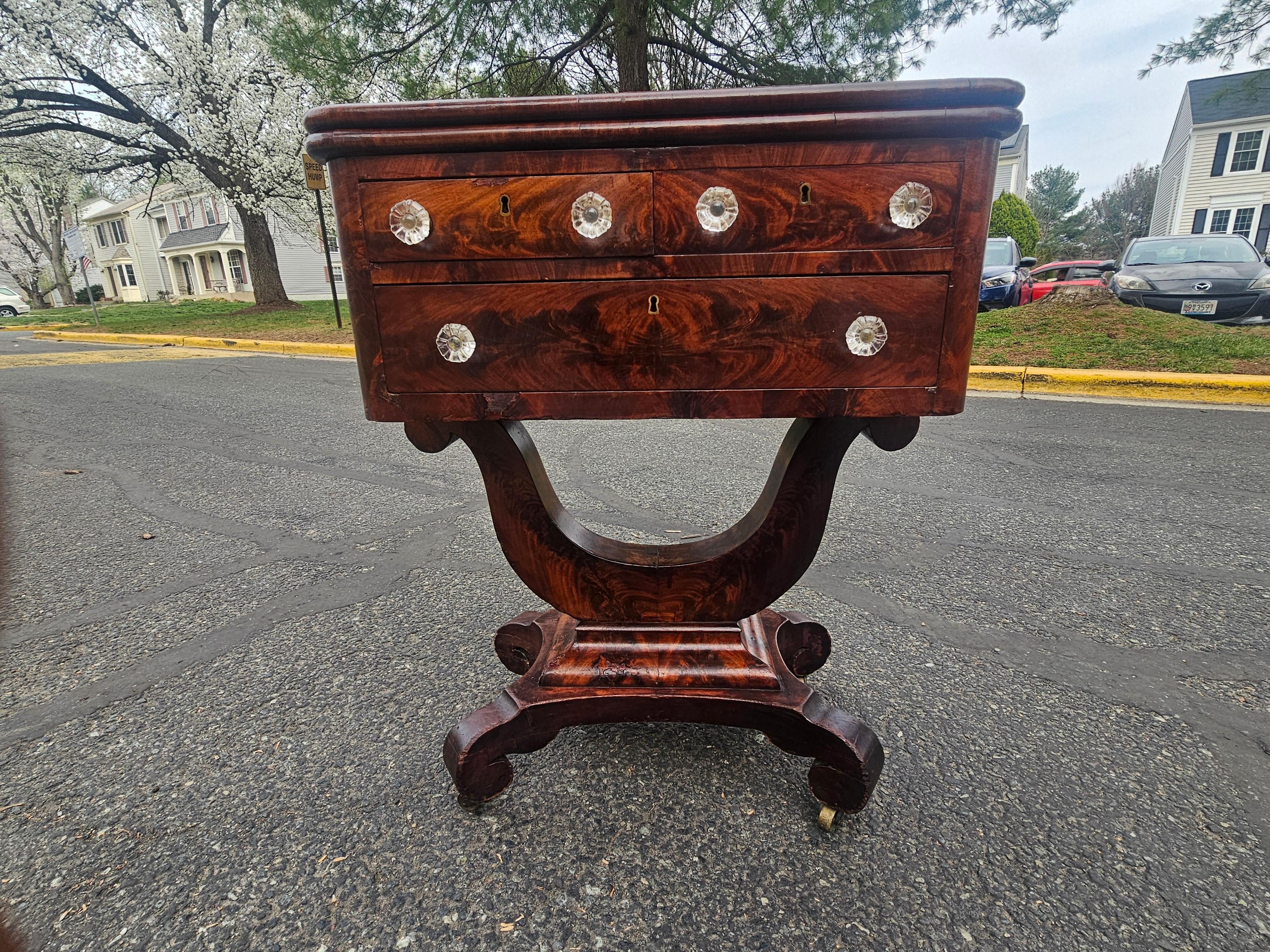 Mesa de trabajo de caoba inclinada del Imperio Americano, circa 1830 en venta 1