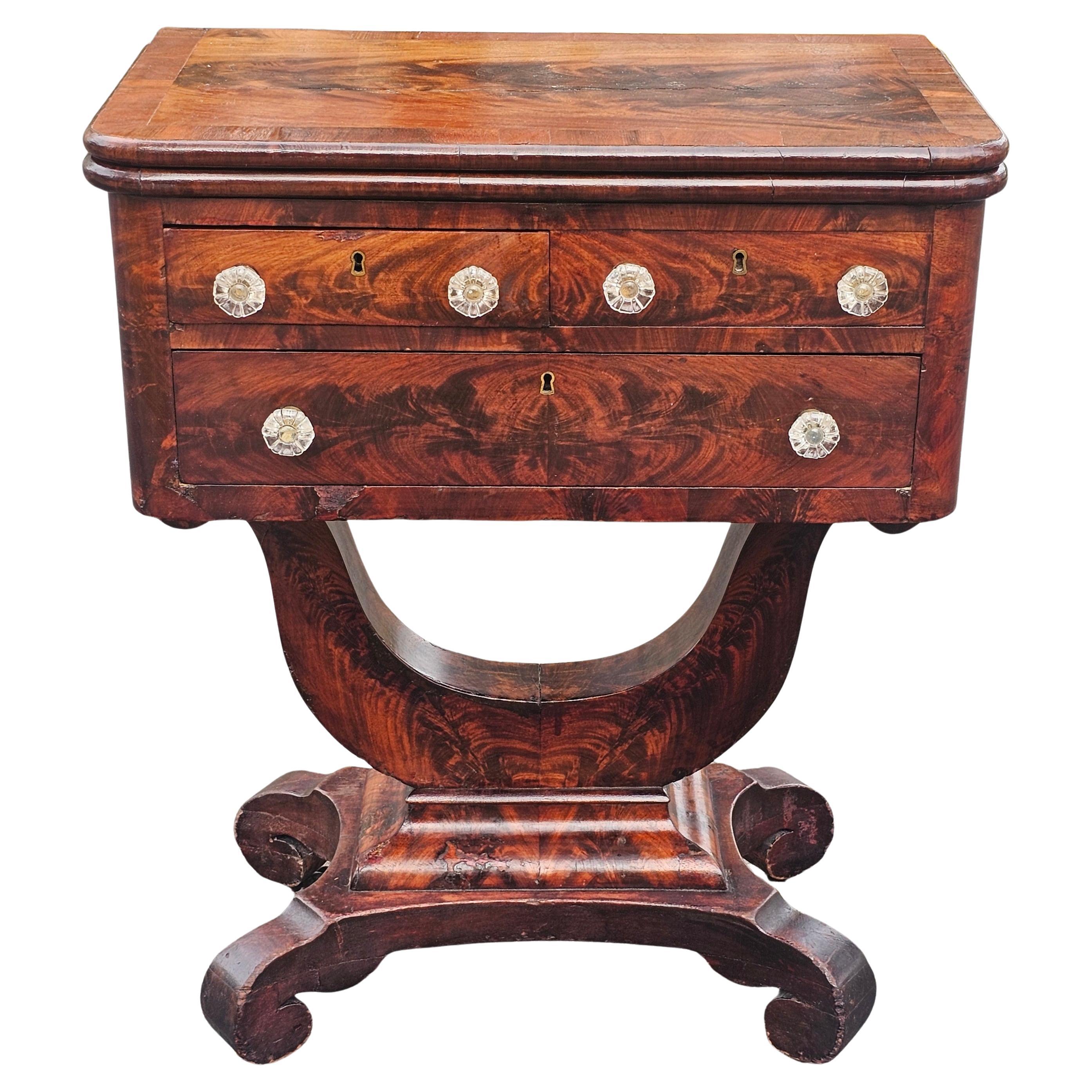 Mesa de trabajo de caoba inclinada del Imperio Americano, circa 1830 en venta
