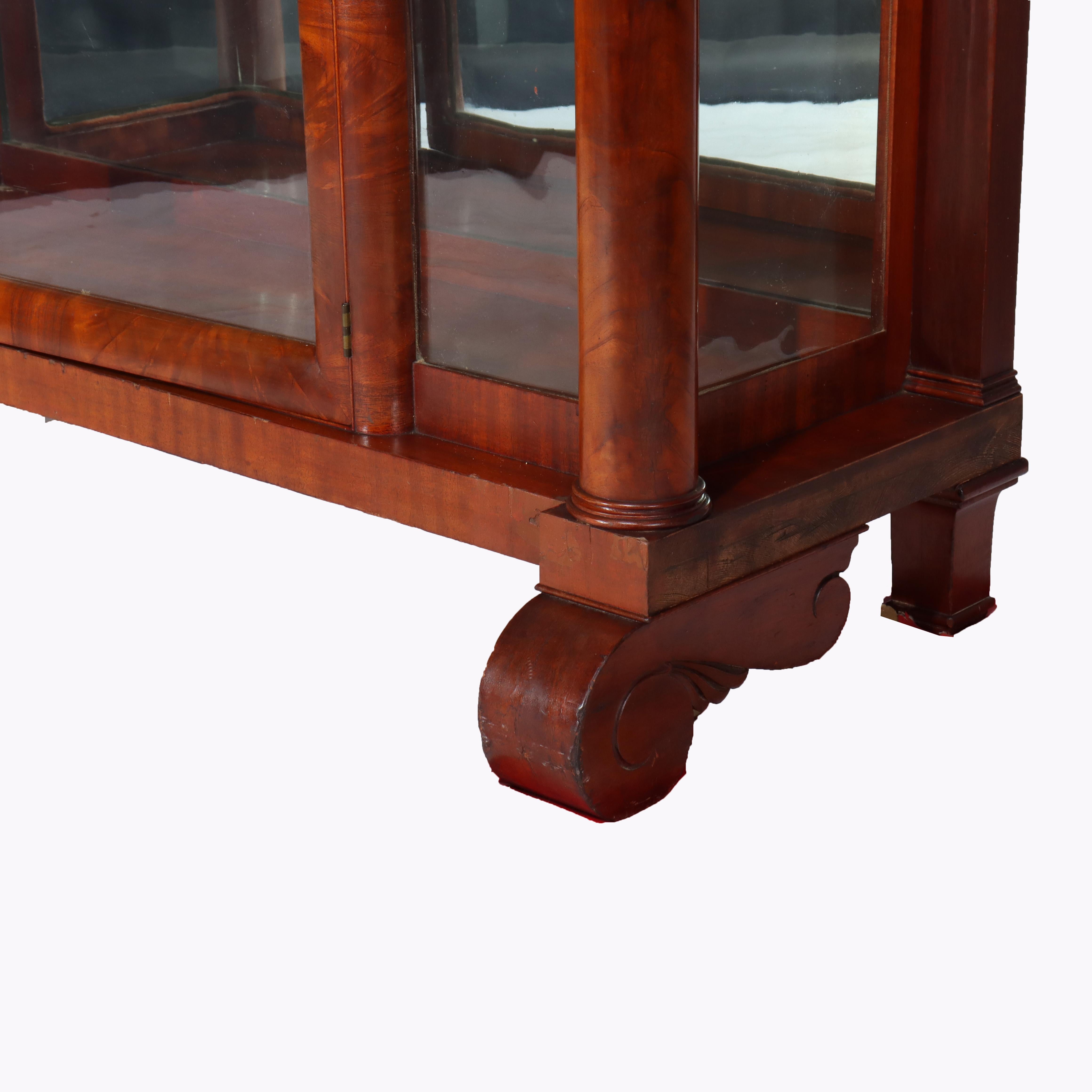 Armadietto per le porcellane con vetro curvo a 90 gradi (raro) American Empire Flame Mahogany c1890 In condizioni buone in vendita a Big Flats, NY
