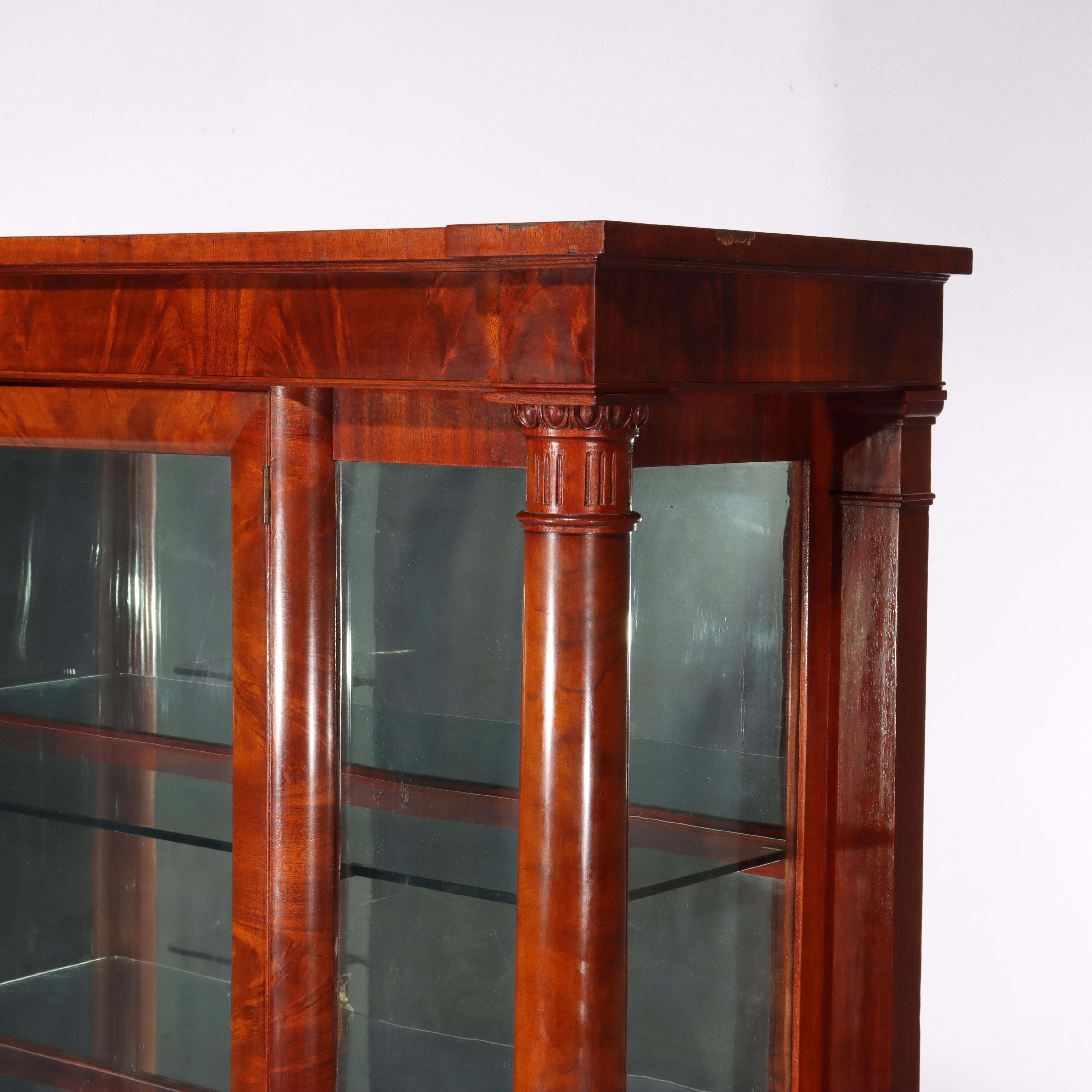 XIX secolo Armadietto per le porcellane con vetro curvo a 90 gradi (raro) American Empire Flame Mahogany c1890 in vendita