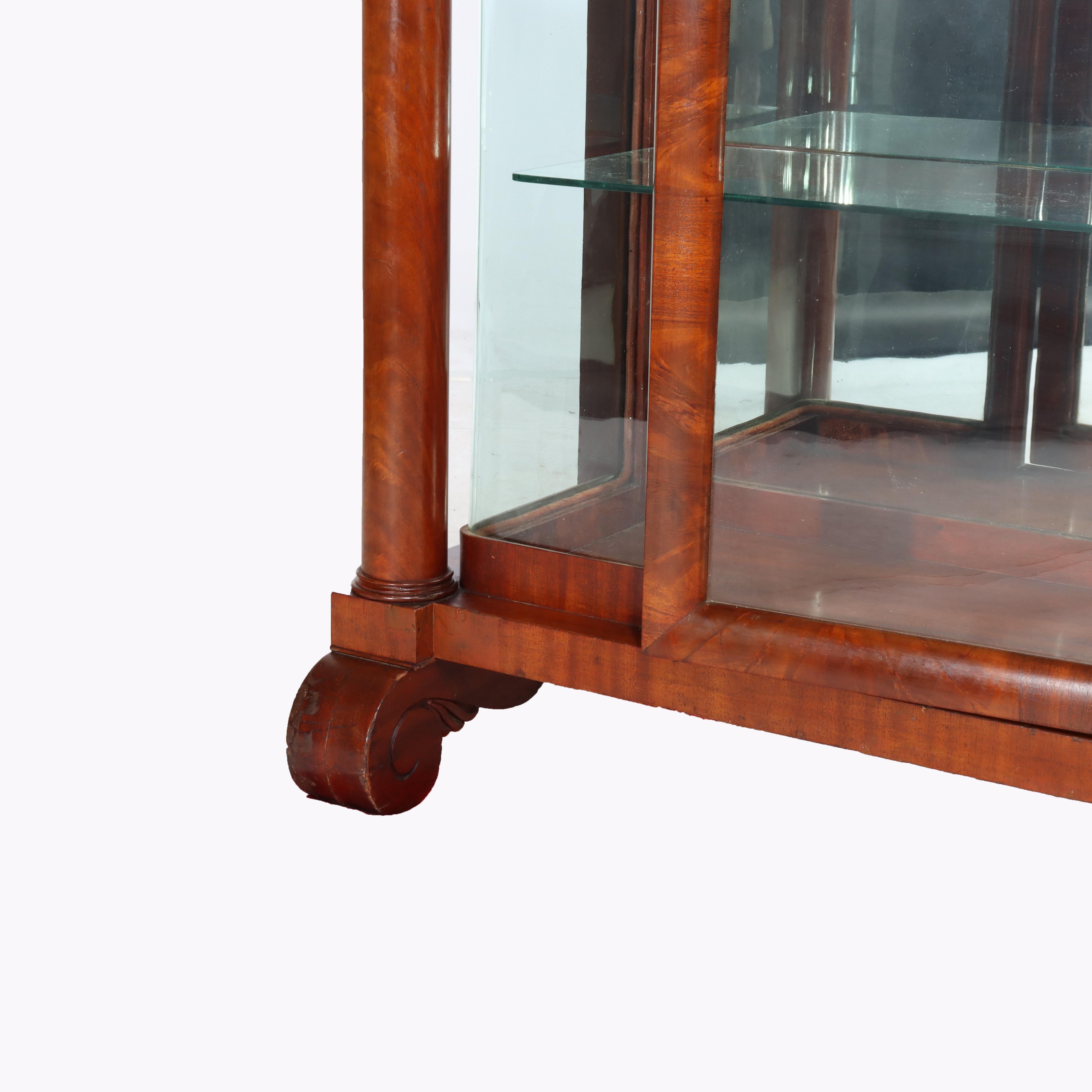 Mogano Armadietto per le porcellane con vetro curvo a 90 gradi (raro) American Empire Flame Mahogany c1890 in vendita