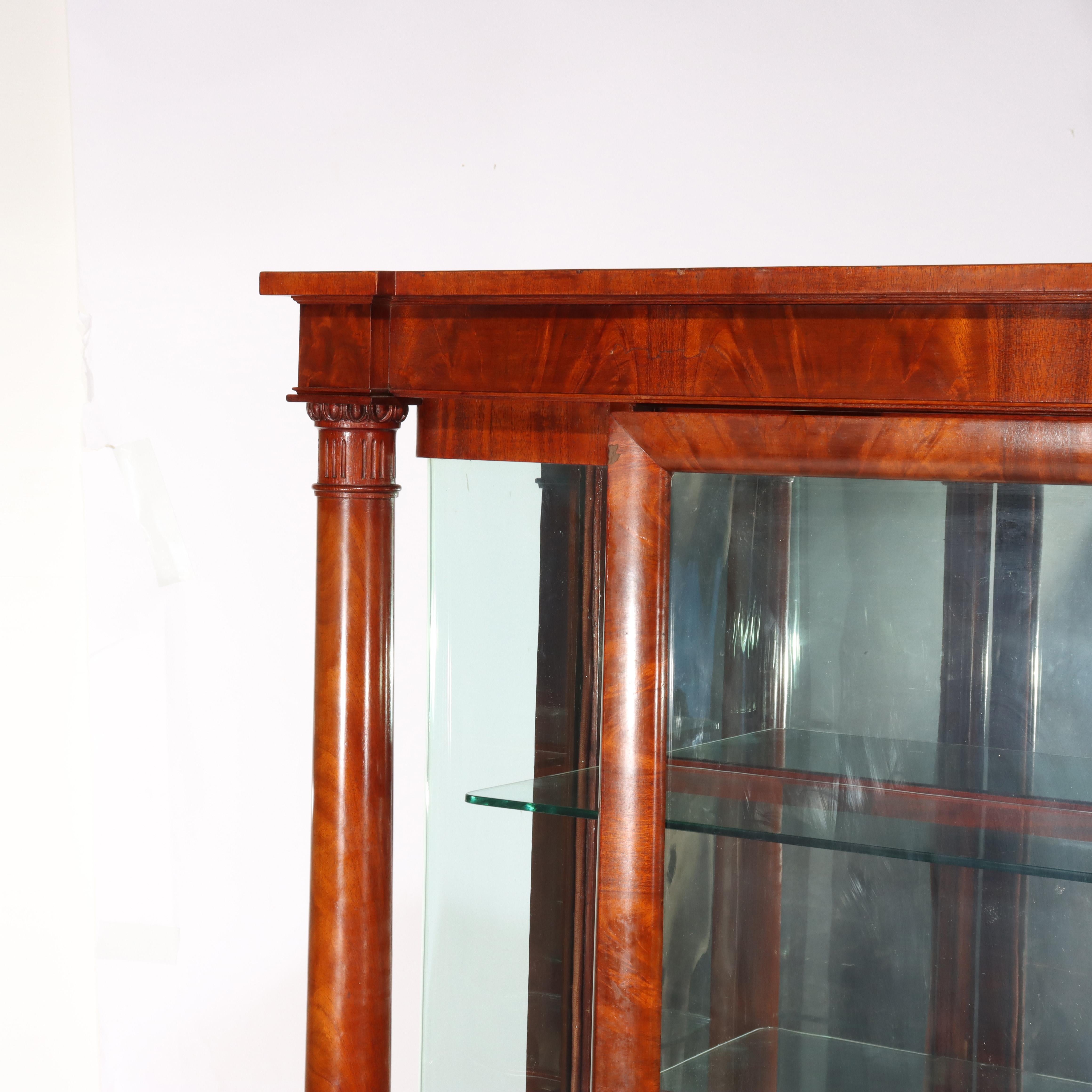 Armadietto per le porcellane con vetro curvo a 90 gradi (raro) American Empire Flame Mahogany c1890 in vendita 1