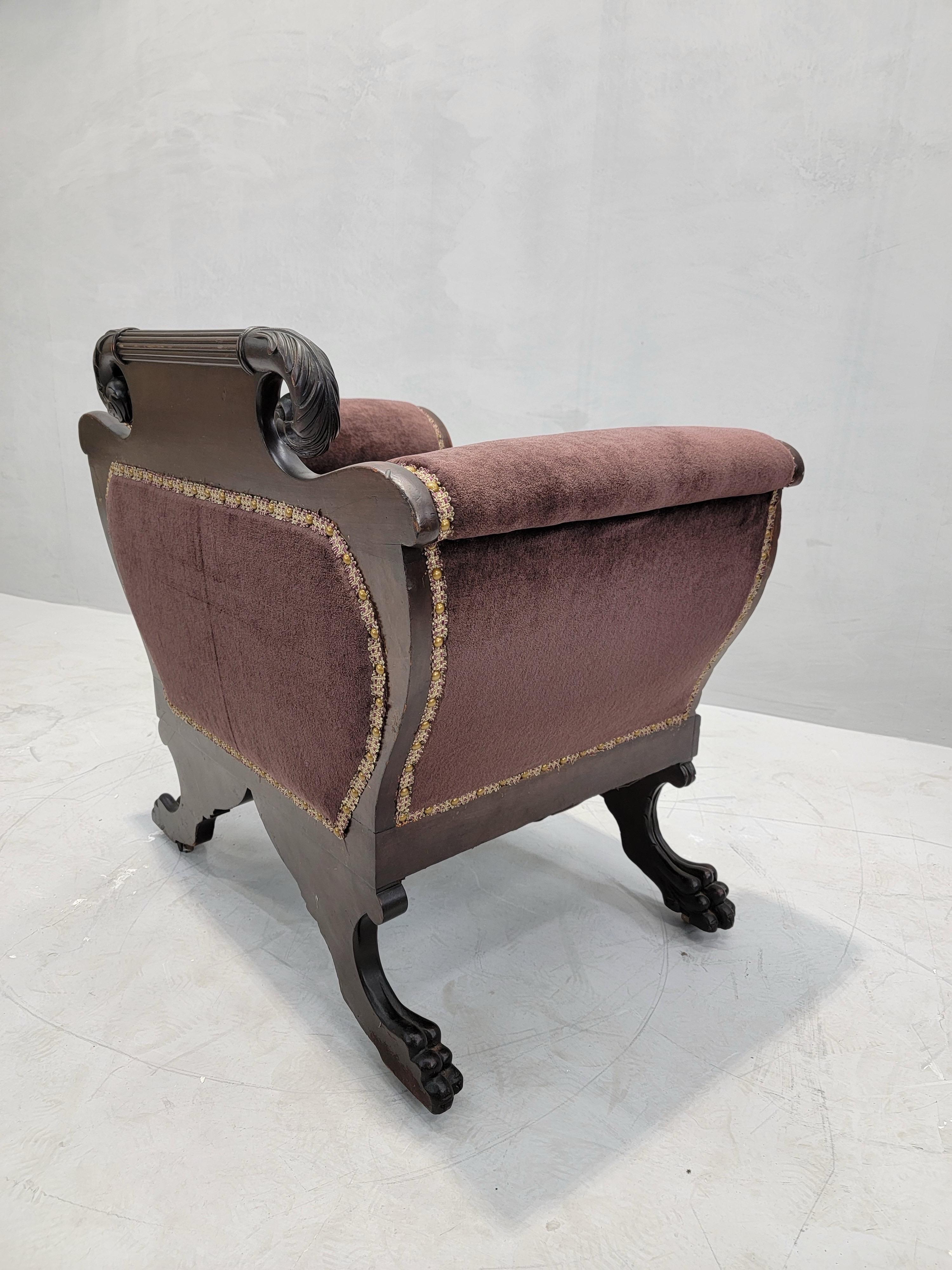 Fauteuil Empire américain en acajou récemment retapissé en mohair Bon état - En vente à Chicago, IL
