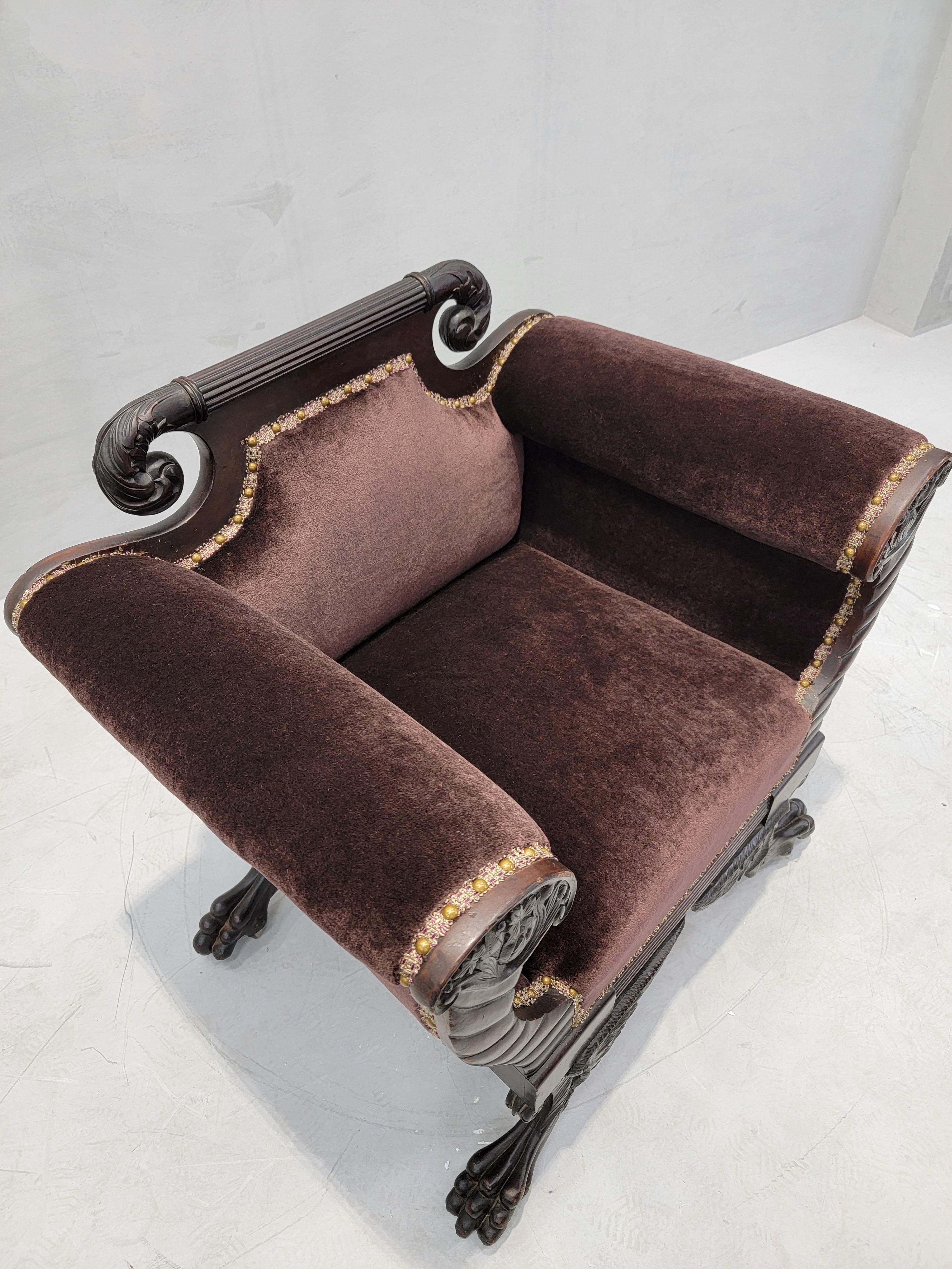 XIXe siècle Fauteuil Empire américain en acajou récemment retapissé en mohair en vente
